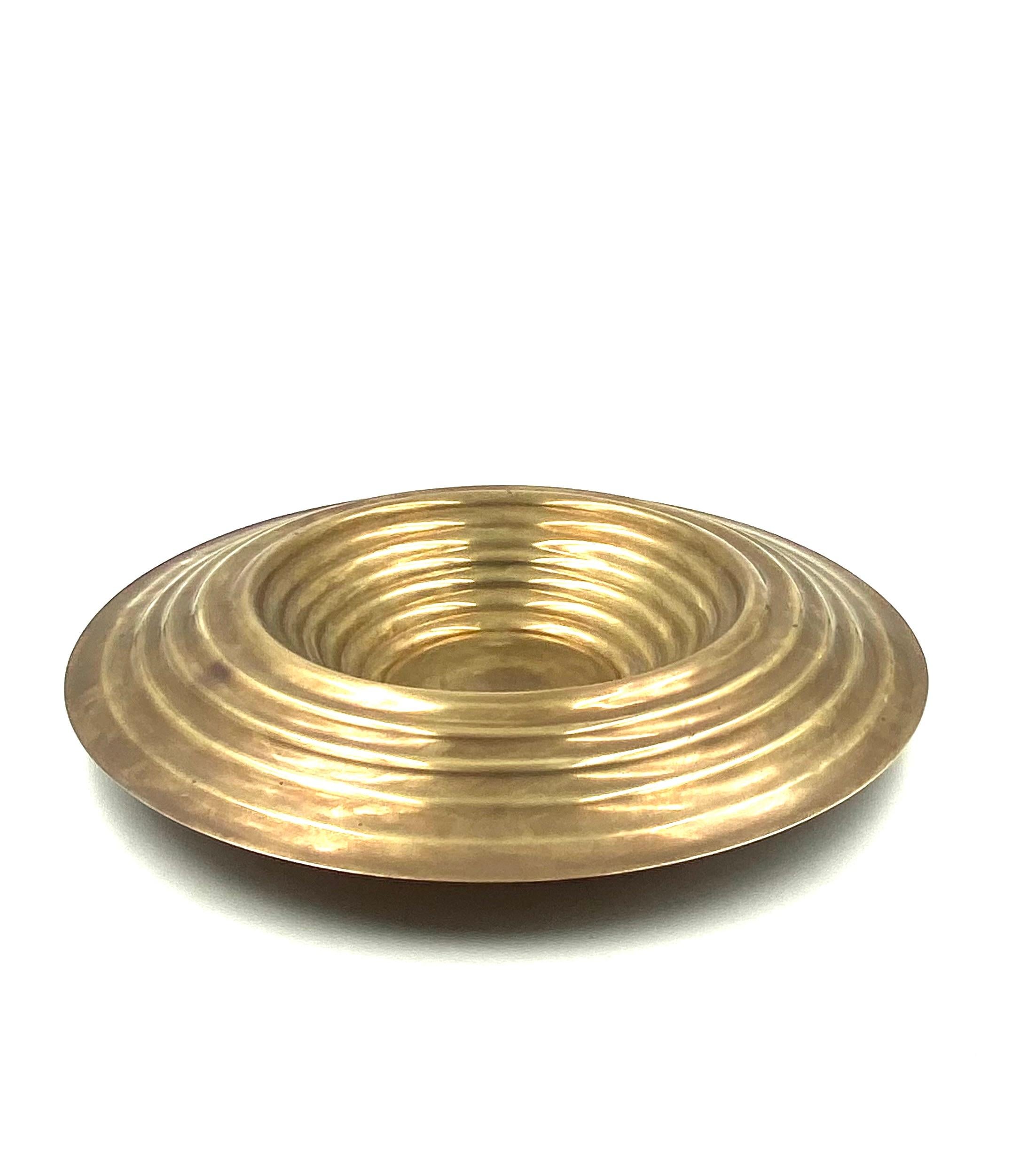 Large brass grooved centerpiece / vide poche, Italy 1970s For Sale 11
