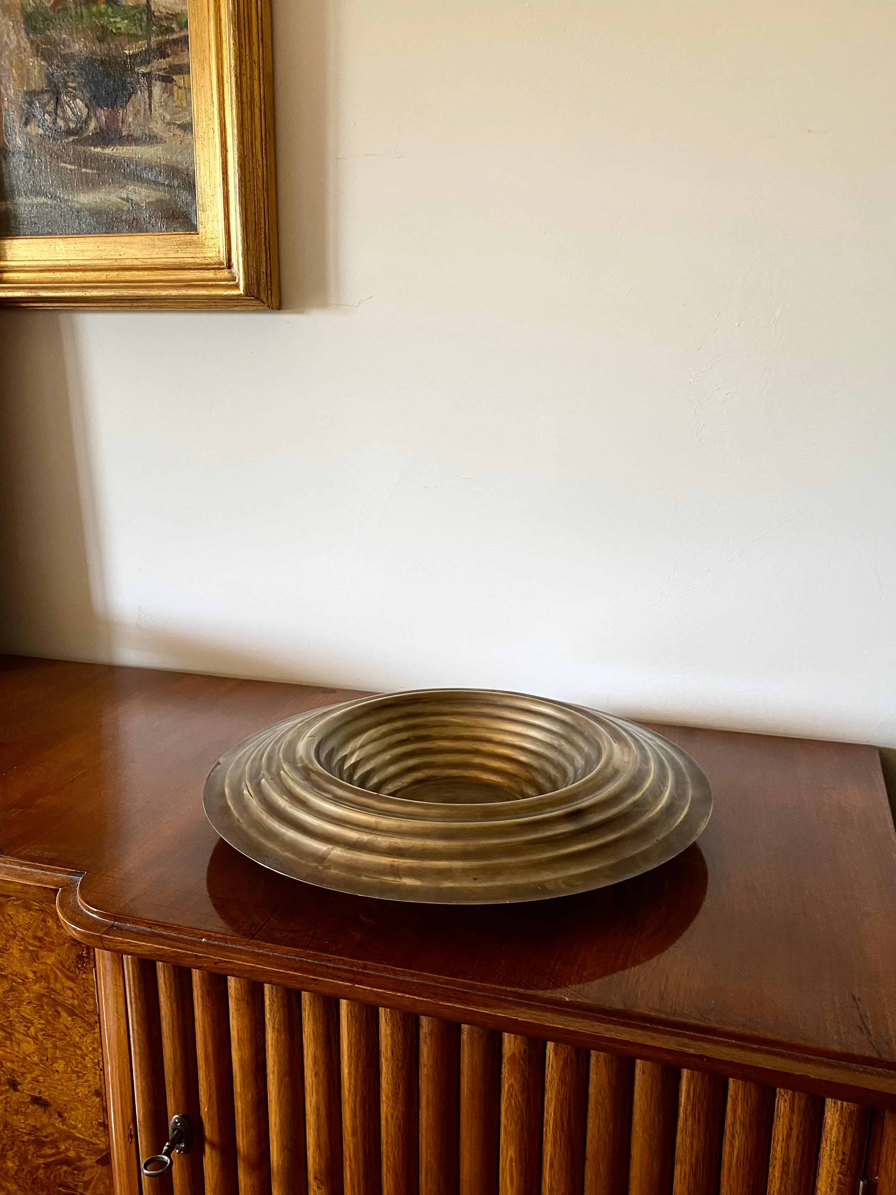 Large brass grooved centerpiece / vide poche, Italy 1970s For Sale 2