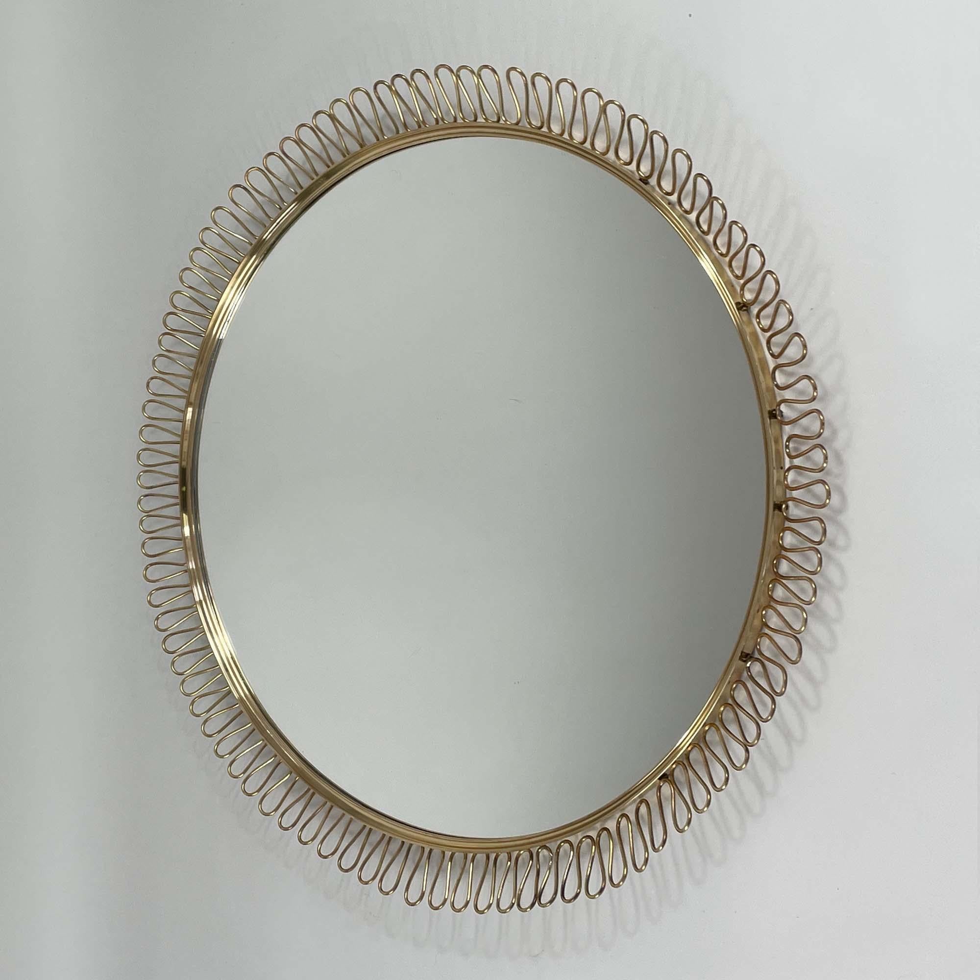 Grand miroir mural Looping en laiton, Suède, années 1950 en vente 4