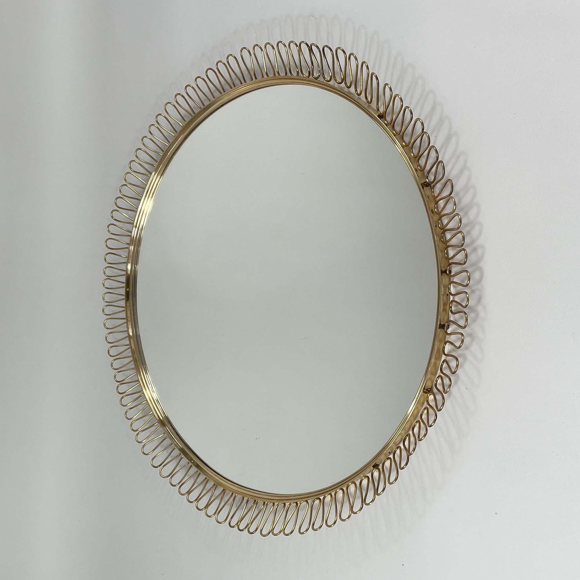 Mid-Century Modern Grand miroir mural Looping en laiton, Suède, années 1950 en vente