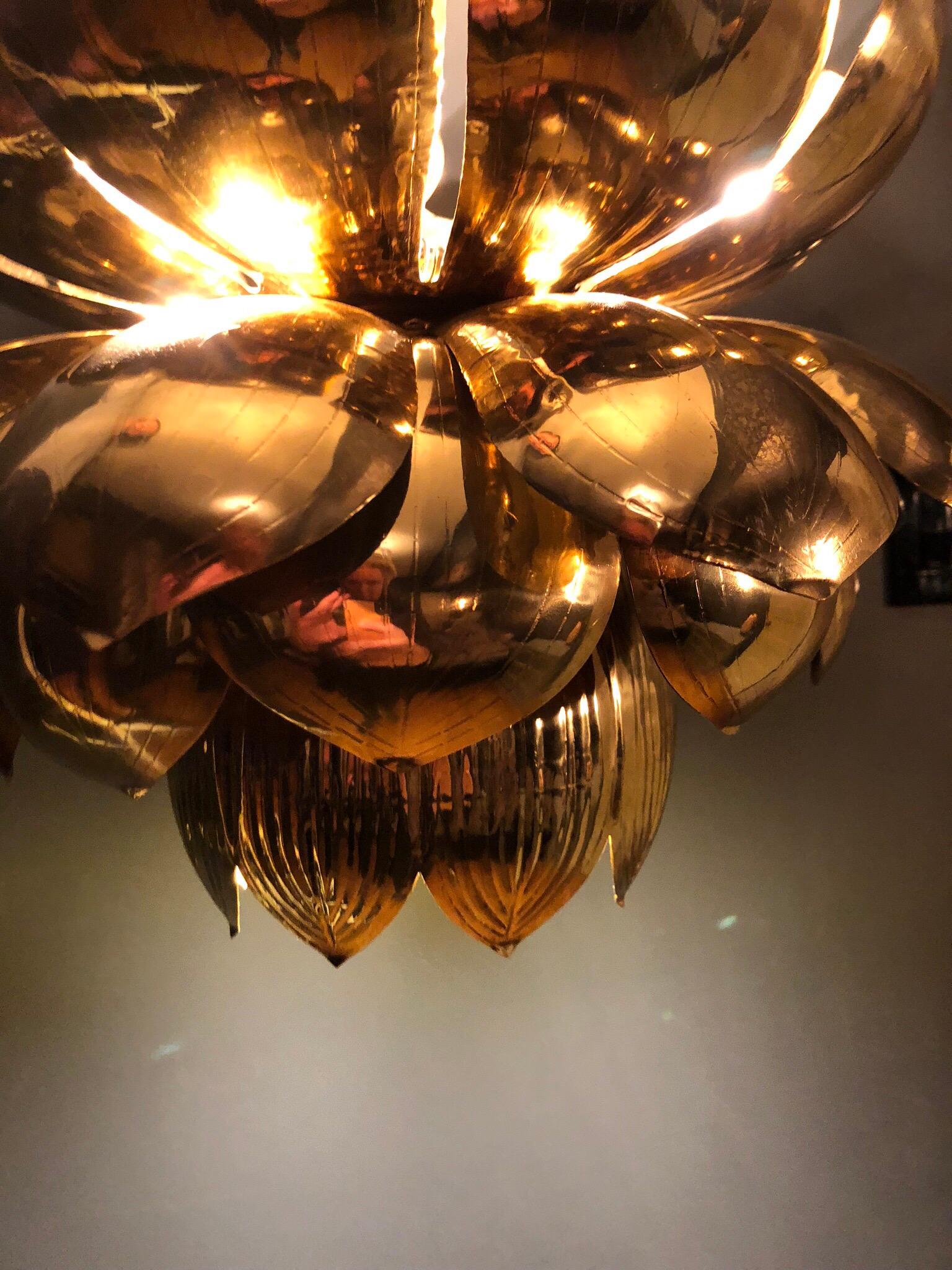 Hollywood Regency Grande lampe à suspension lotus en laiton de style Parzinger par Feldman Lighting, vers 1960 en vente