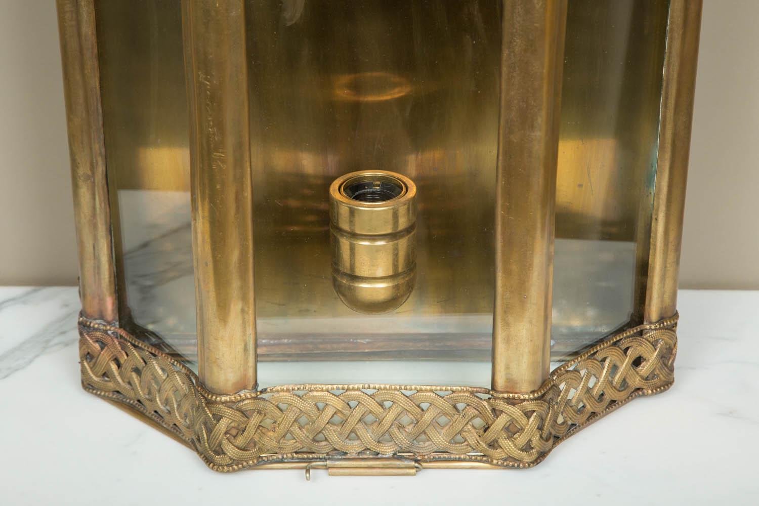 Large Brass mid 20th Century Moroccan Wall Lantern In Good Condition For Sale In London, GB