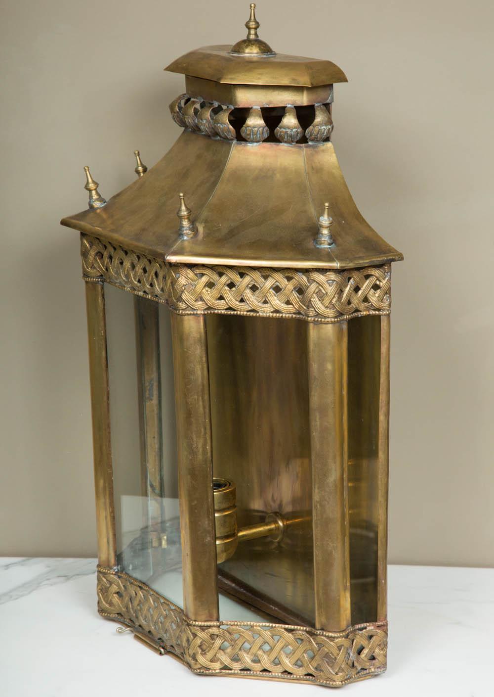 Large Brass mid 20th Century Moroccan Wall Lantern For Sale 2