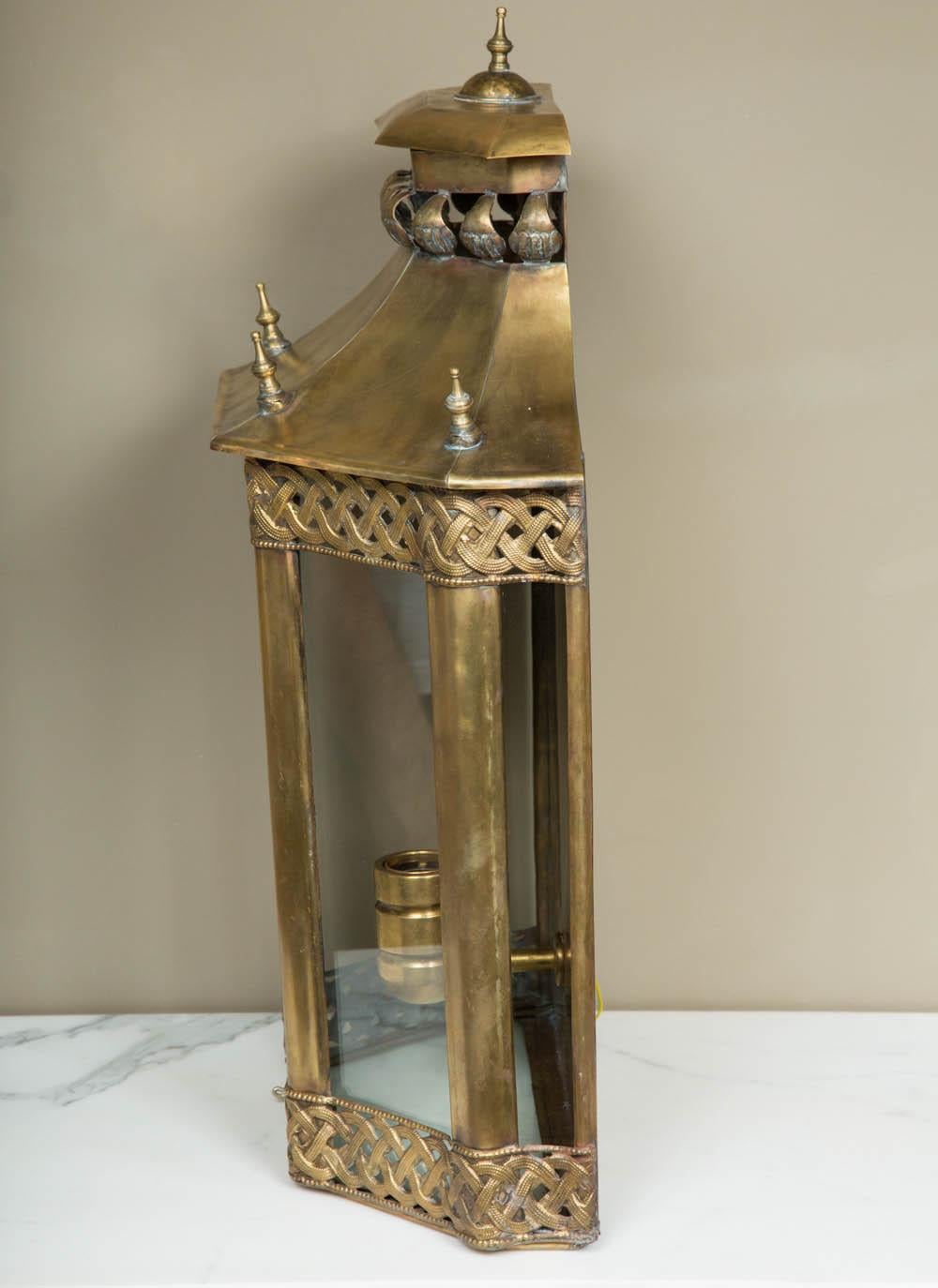 Large Brass mid 20th Century Moroccan Wall Lantern For Sale 3