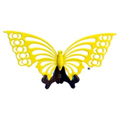 Gran escultura de latón de mediados de siglo en forma de mariposa con pintura en polvo amarillo brillante