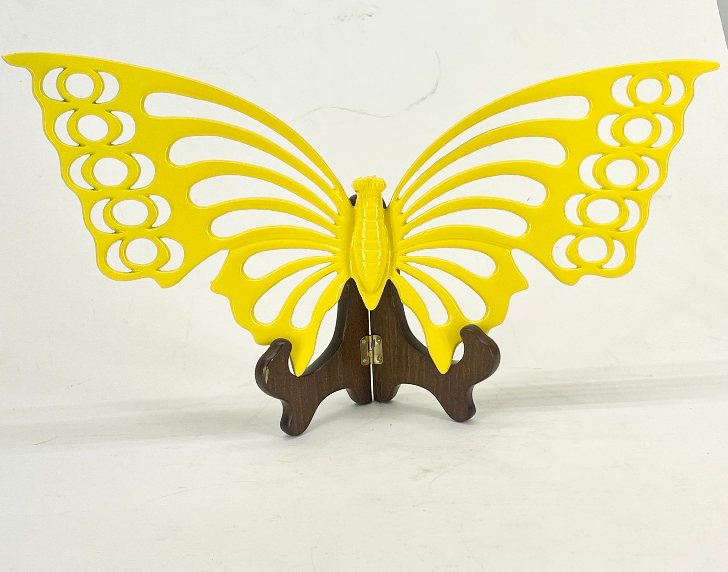 Große Schmetterlingsskulptur aus Messing aus der Mitte des Jahrhunderts in leuchtend gelber Pulverbeschichtung  im Zustand „Gut“ im Angebot in Haddonfield, NJ