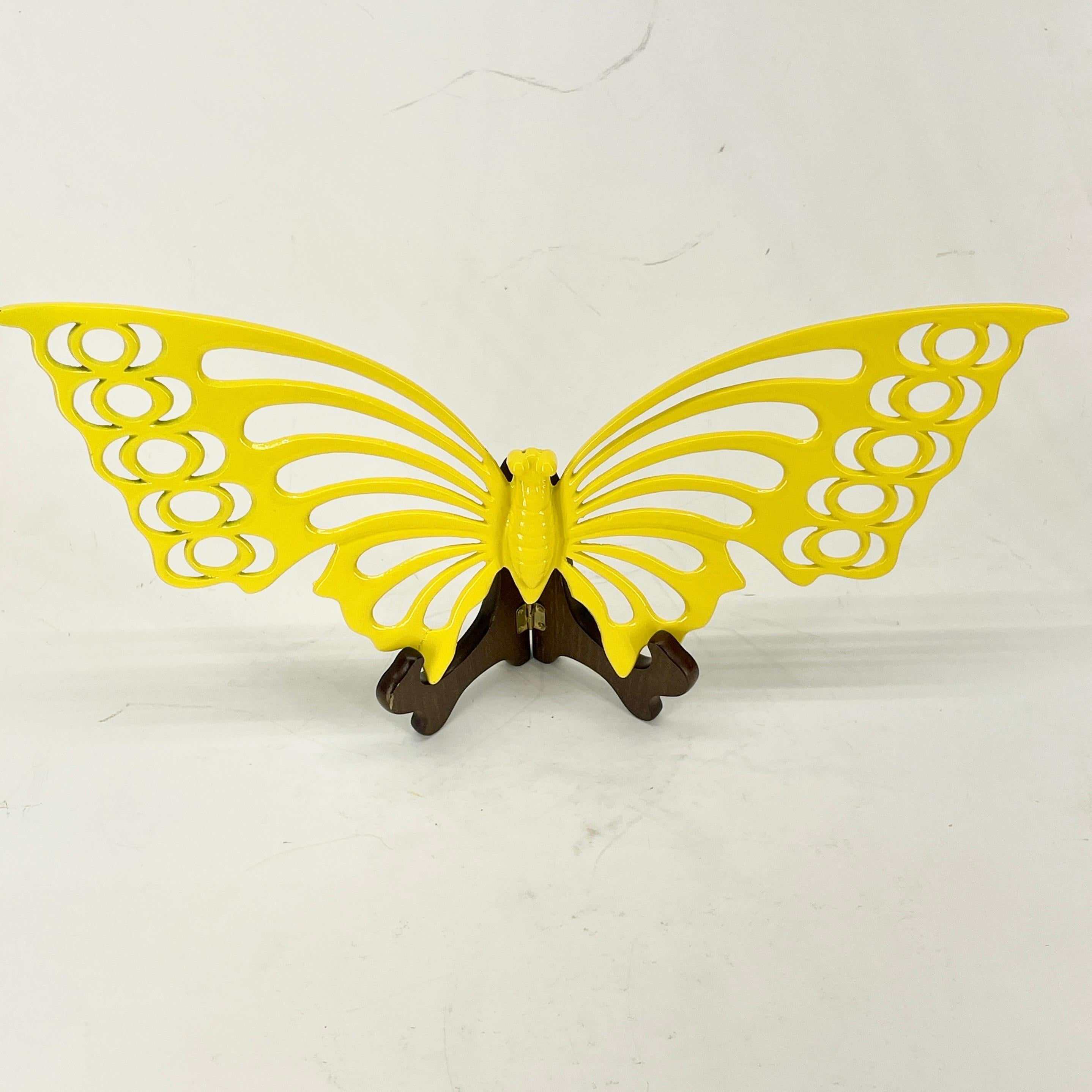 Große Schmetterlingsskulptur aus Messing aus der Mitte des Jahrhunderts in leuchtend gelber Pulverbeschichtung  im Angebot 1