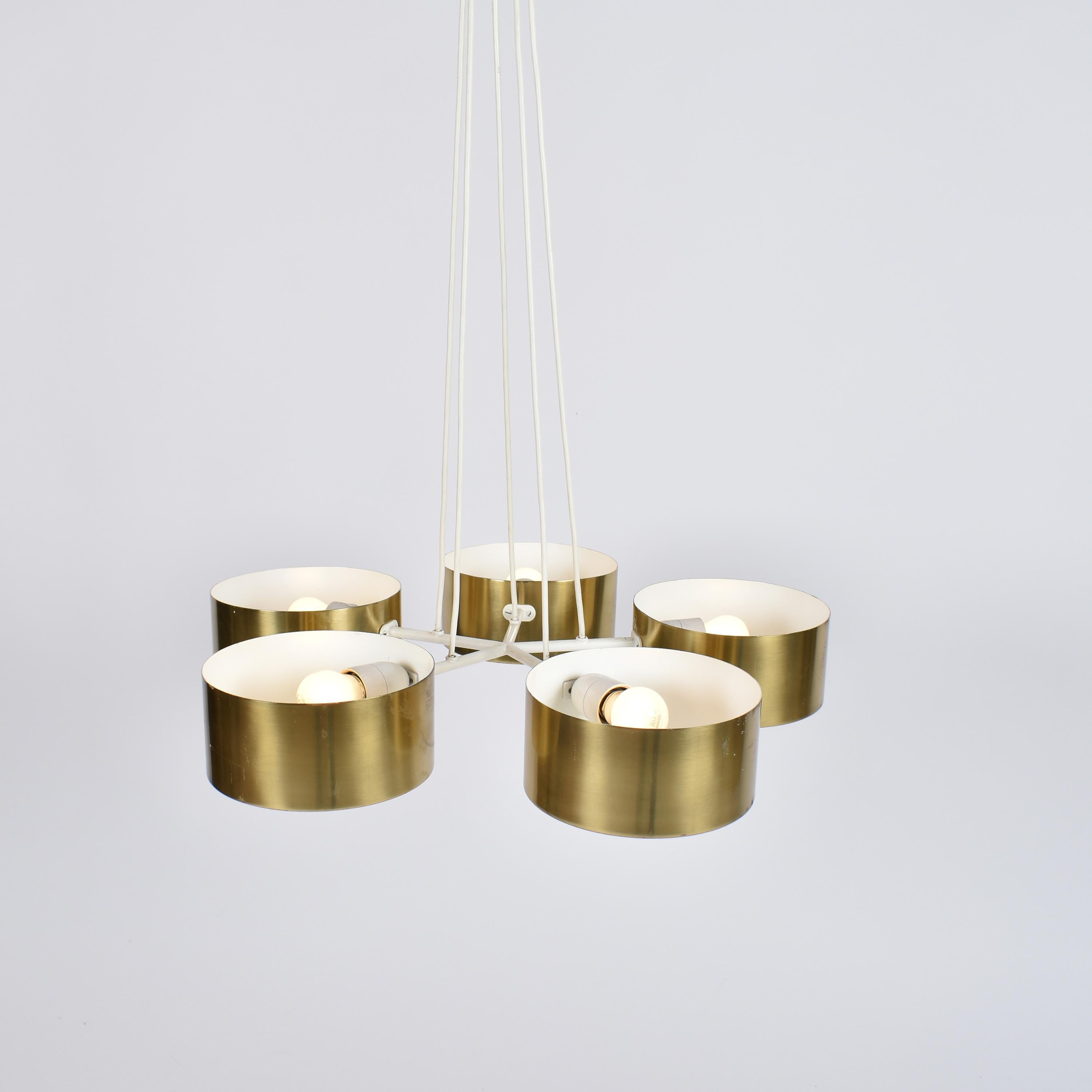 Large brass chandelier, made in Switzerland, around 1950.
Attributed to AMBA Basel, Alfred Müller's high end lighting company, based in Basel, Switzerland.
The five brass shades are connected to a white lacquered structure, wich is suspended to