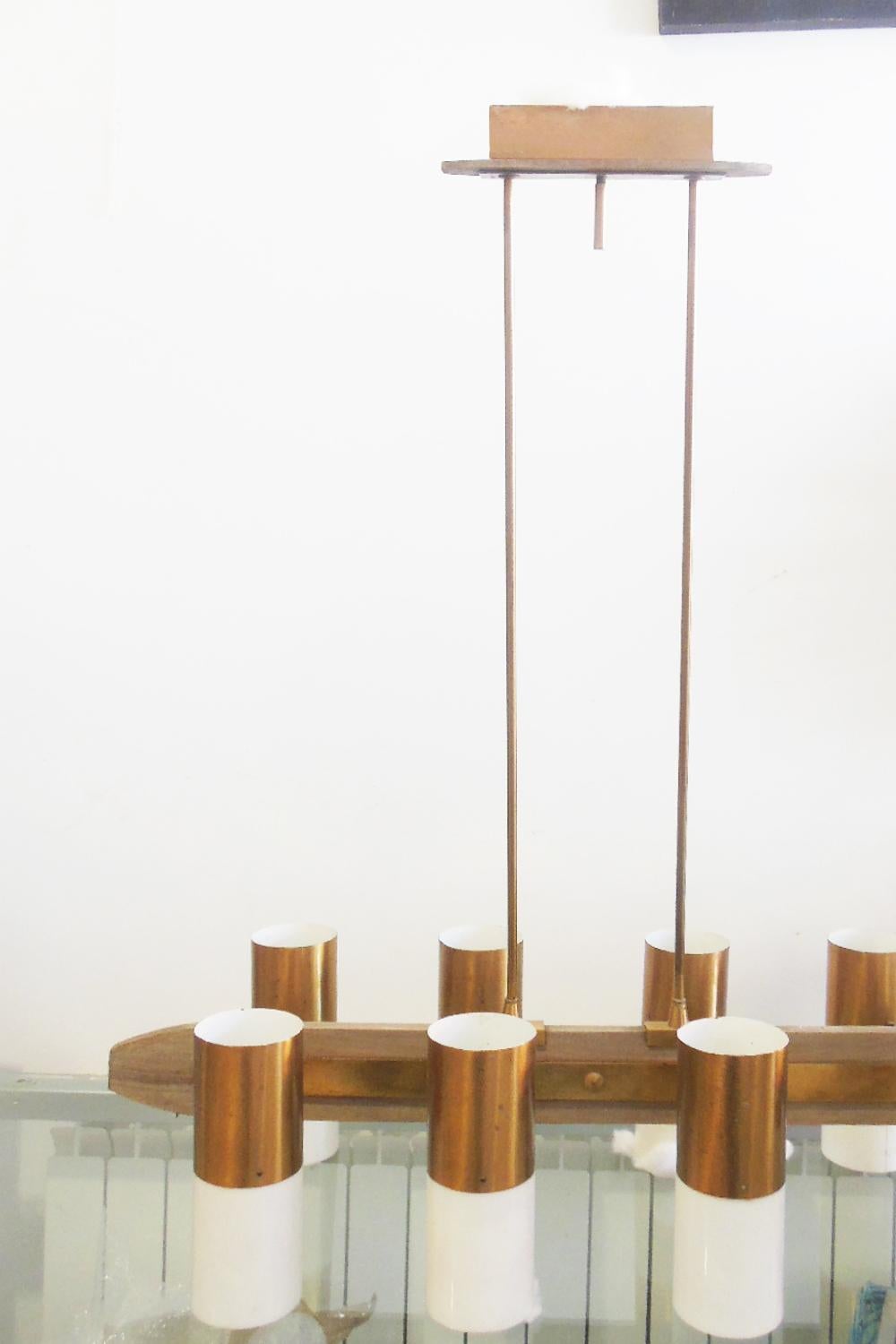 Scandinavo grande  lampadario o lampada da soffitto in ottone in stile midcentury con 8 luci.

Ottone, Maderae e plexiglas

Non sappiamo chi sia lo stilista, ma per il suo stile sicuramente si tratta di Danes.

Questo articolo non ha difetti, ma può