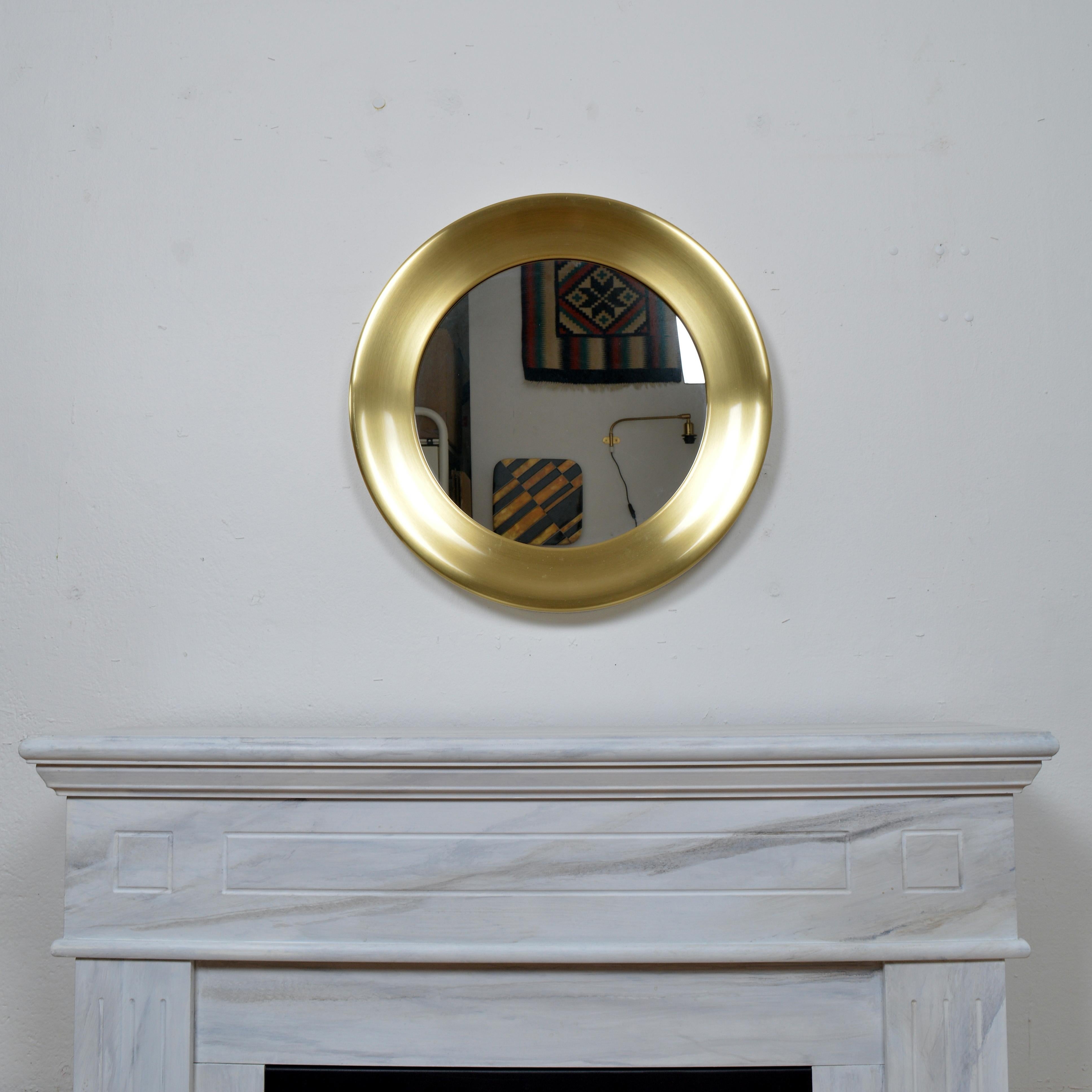 Miroir rond en verre, modèle no. 133, avec un cadre en laiton. Il a été fabriqué en Suède pour Glasmäster (maître verrier) à Markaryd et est souvent associé à Hans Agnes Works à Markaryd. Le miroir est fixé au cadre à l'aide d'une lanière de cuir