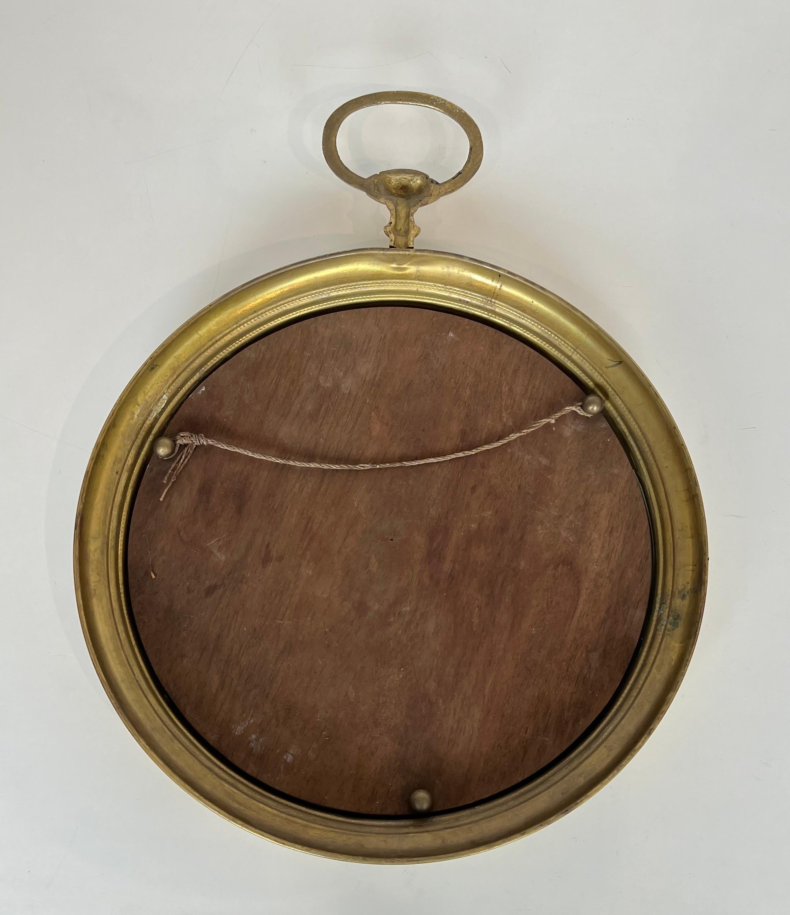 Grande specchio in ottone che mostra un orologio da tasca. Lavoro francese. Circa 1970 in vendita 3