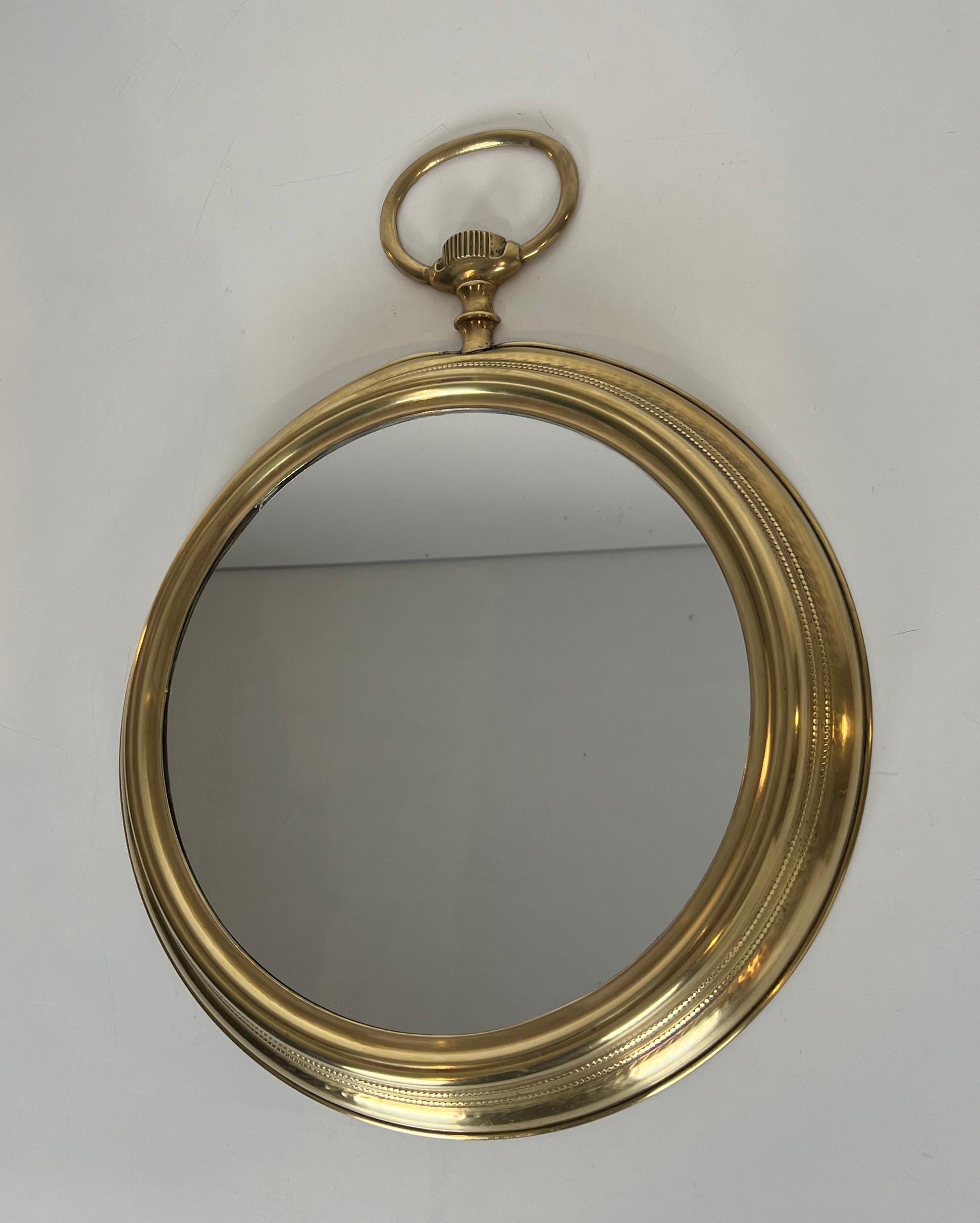 Grande specchio in ottone che mostra un orologio da tasca. Lavoro francese. Circa 1970 in vendita 4
