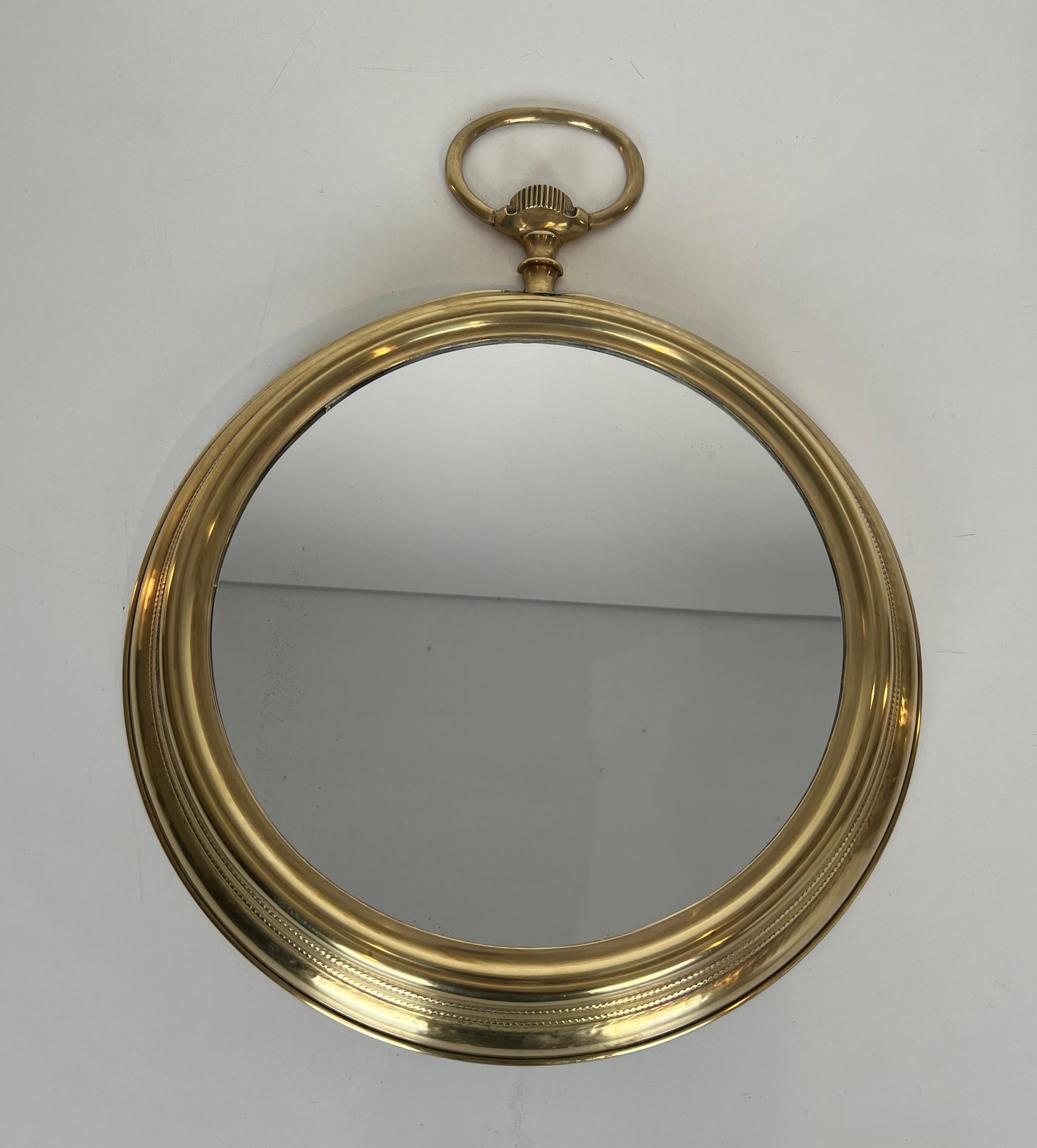 Grande specchio in ottone che mostra un orologio da tasca. Lavoro francese. Circa 1970 in vendita 7