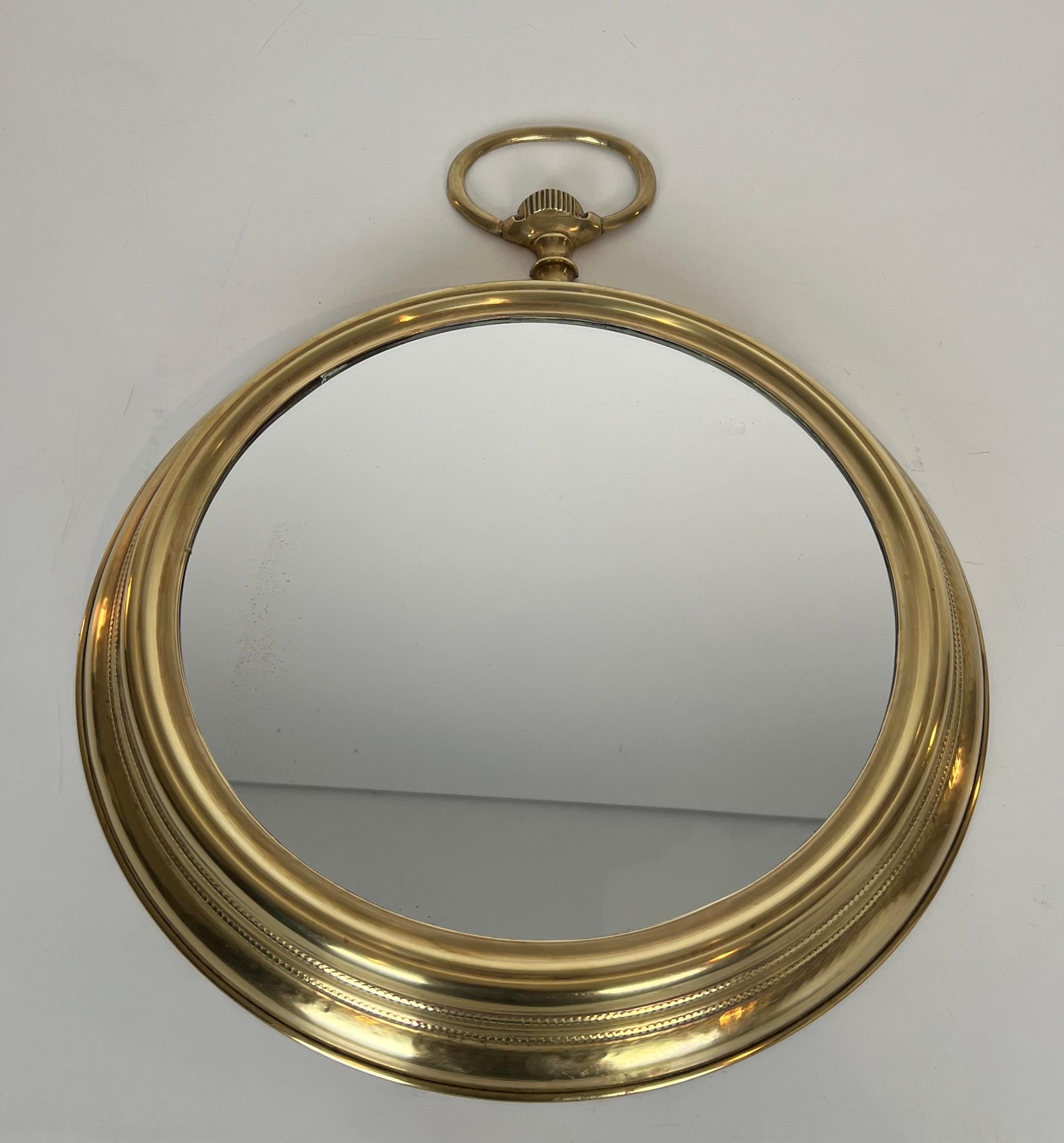 Neoclassico Grande specchio in ottone che mostra un orologio da tasca. Lavoro francese. Circa 1970 in vendita