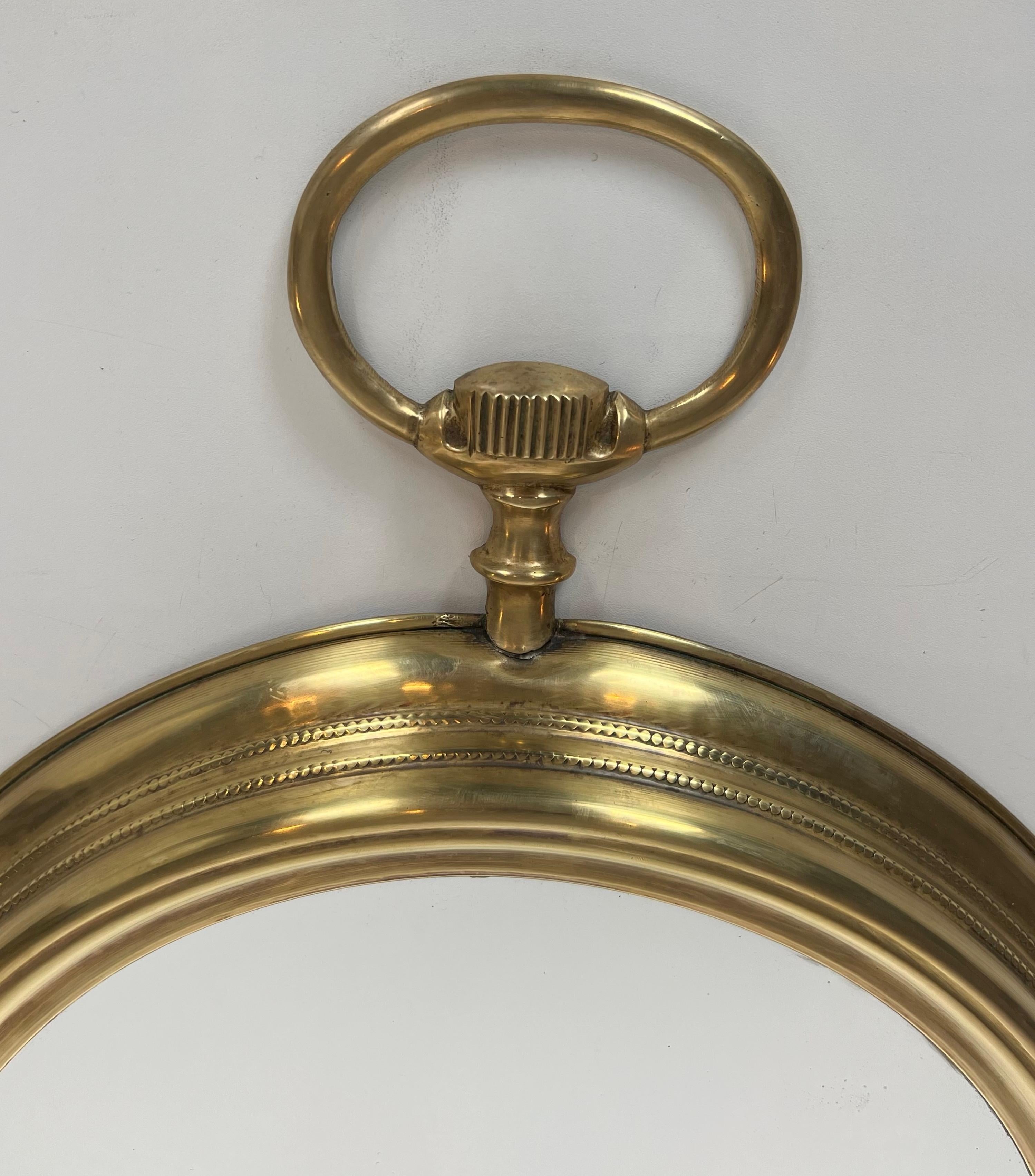 Grande specchio in ottone che mostra un orologio da tasca. Lavoro francese. Circa 1970 In condizioni buone in vendita a Marcq-en-Barœul, Hauts-de-France