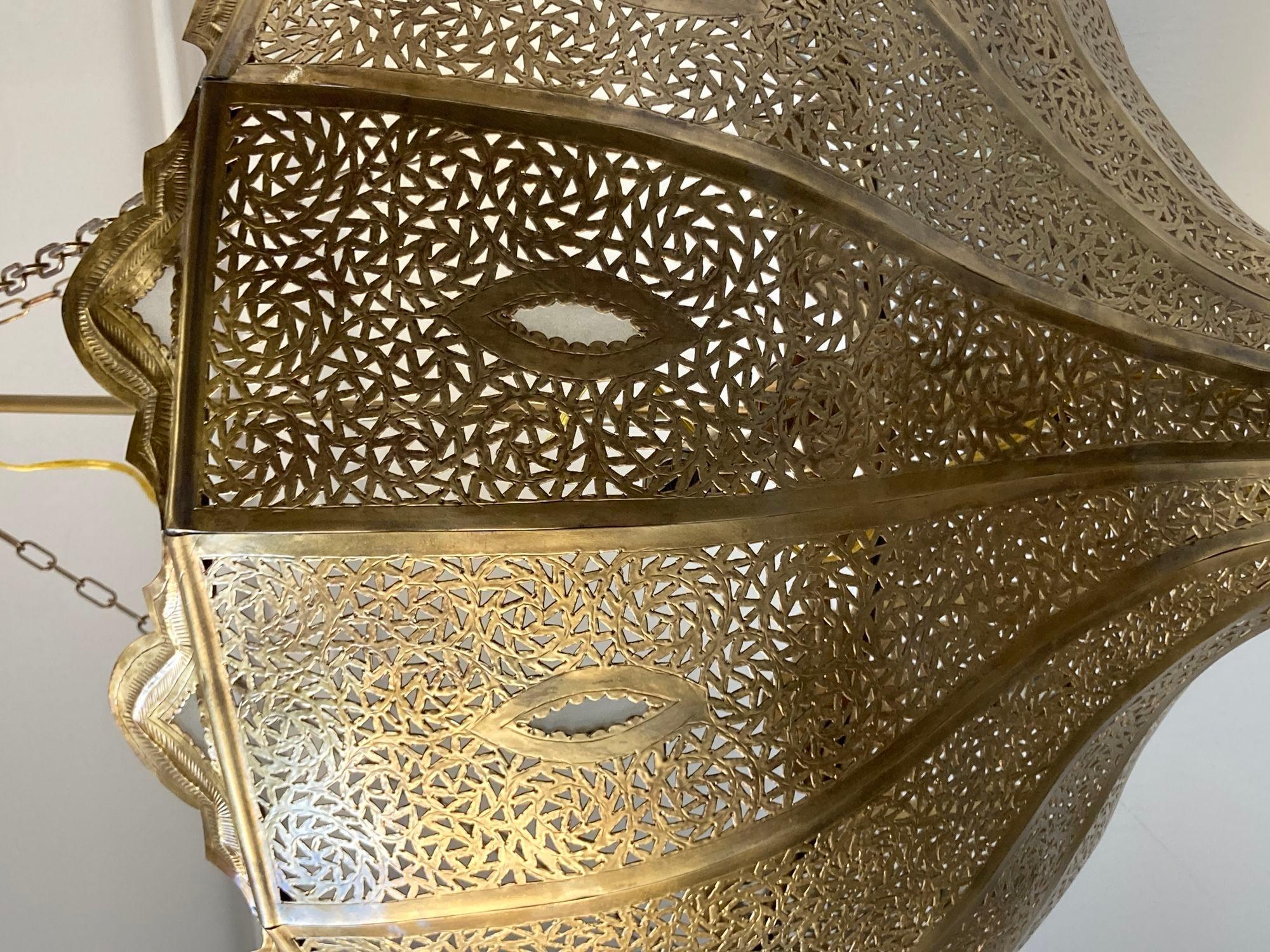 20ième siècle Grand lustre marocain en laiton d'Alberto Pinto de style mauresque en vente