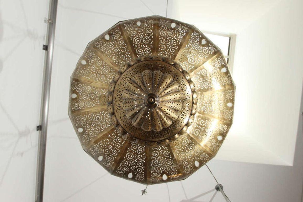 Laiton Grand lustre marocain en laiton d'Alberto Pinto de style mauresque en vente