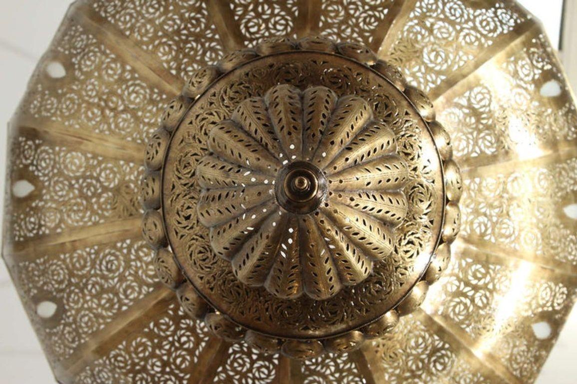 Grand lustre marocain en laiton d'Alberto Pinto de style mauresque en vente 1