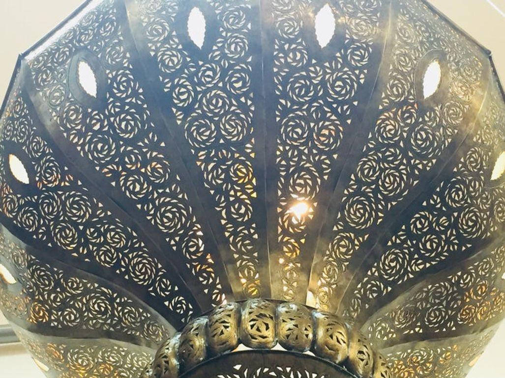 Grand lustre marocain en laiton d'Alberto Pinto de style mauresque en vente 3