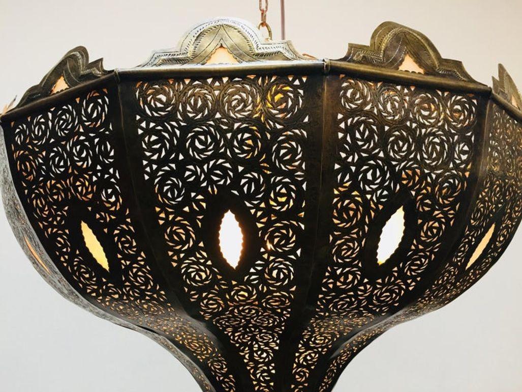 Grand lustre marocain en laiton d'Alberto Pinto de style mauresque en vente 7