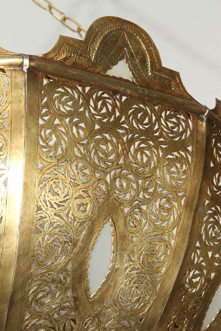 Mauresque Grand lustre marocain en laiton d'Alberto Pinto de style mauresque en vente