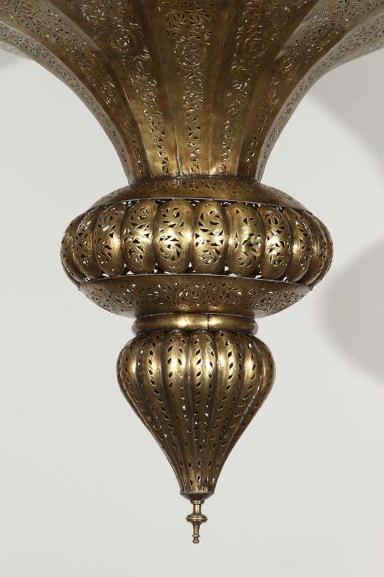 Sculpté à la main Grand lustre marocain en laiton d'Alberto Pinto de style mauresque en vente