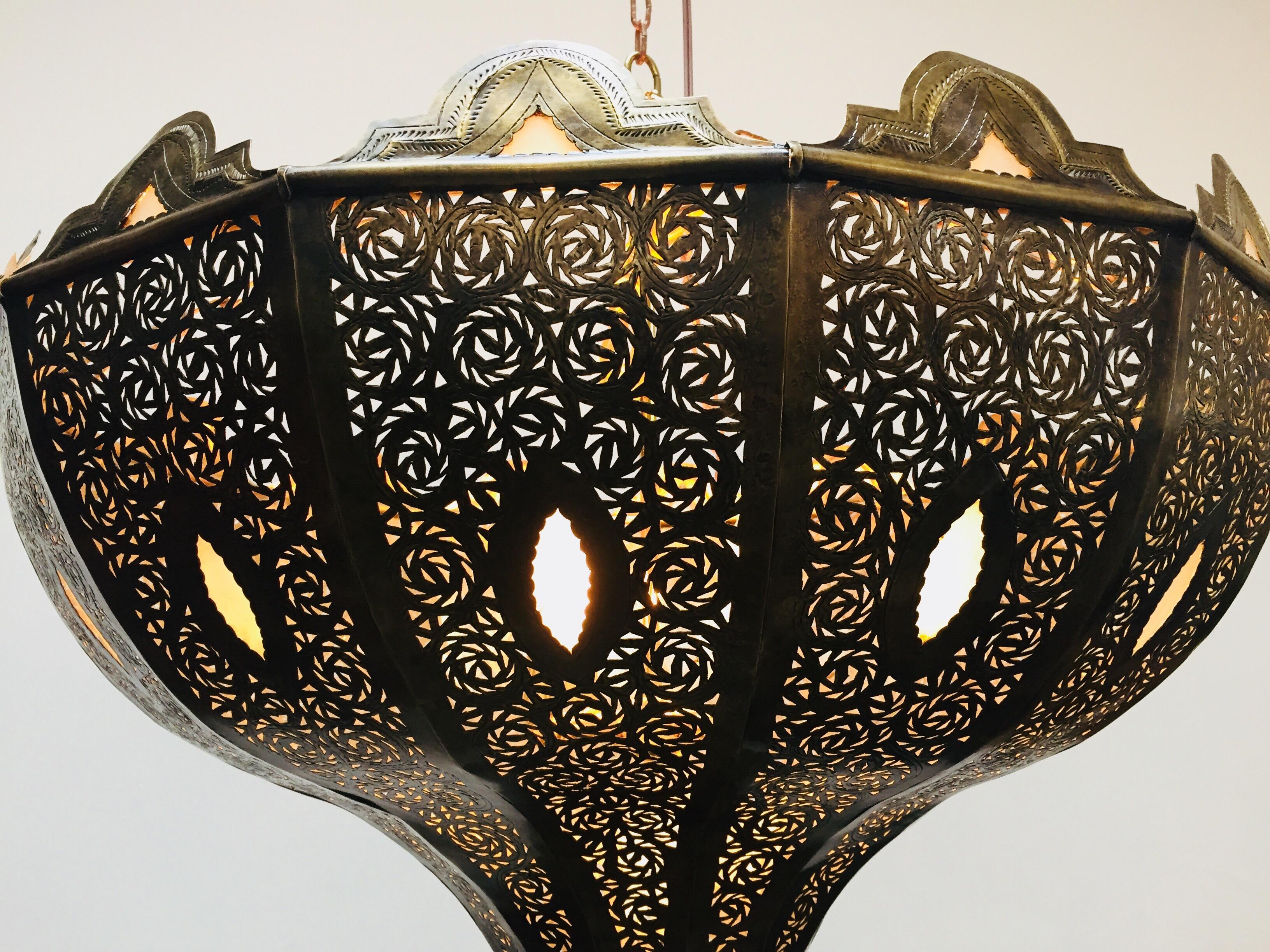 Moroccan Moorish Brass Chandelier in Alberto Pinto Style For Sale 4