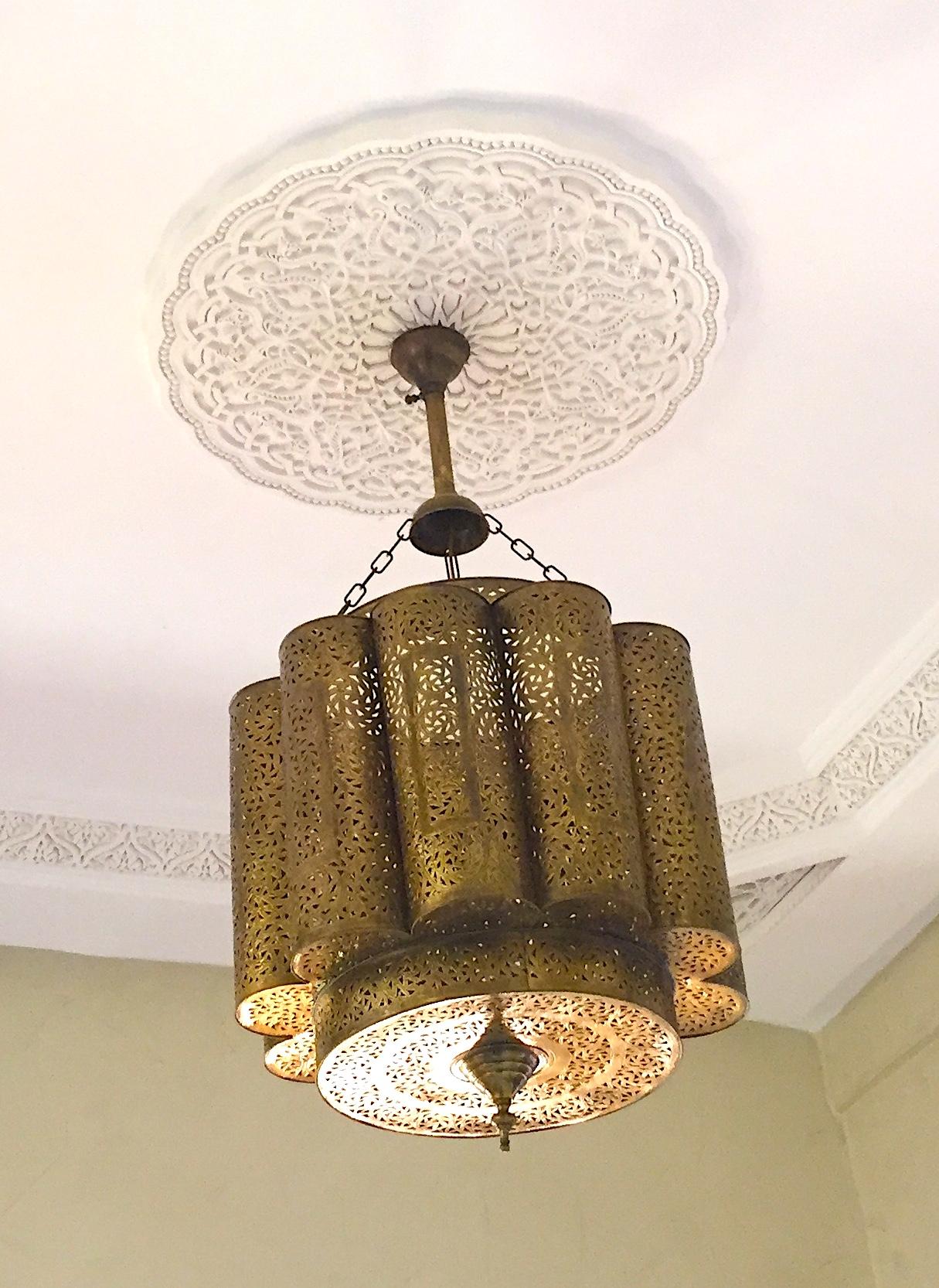 Large brass Moroccan chandelier in the style of Alberto Pinto design.
This Moorish light fixture is delicately handcrafted, hand-hammered and chiselled with Fine Moorish filigree designs by skilled Moroccan artisans.
Measure: The size of the light