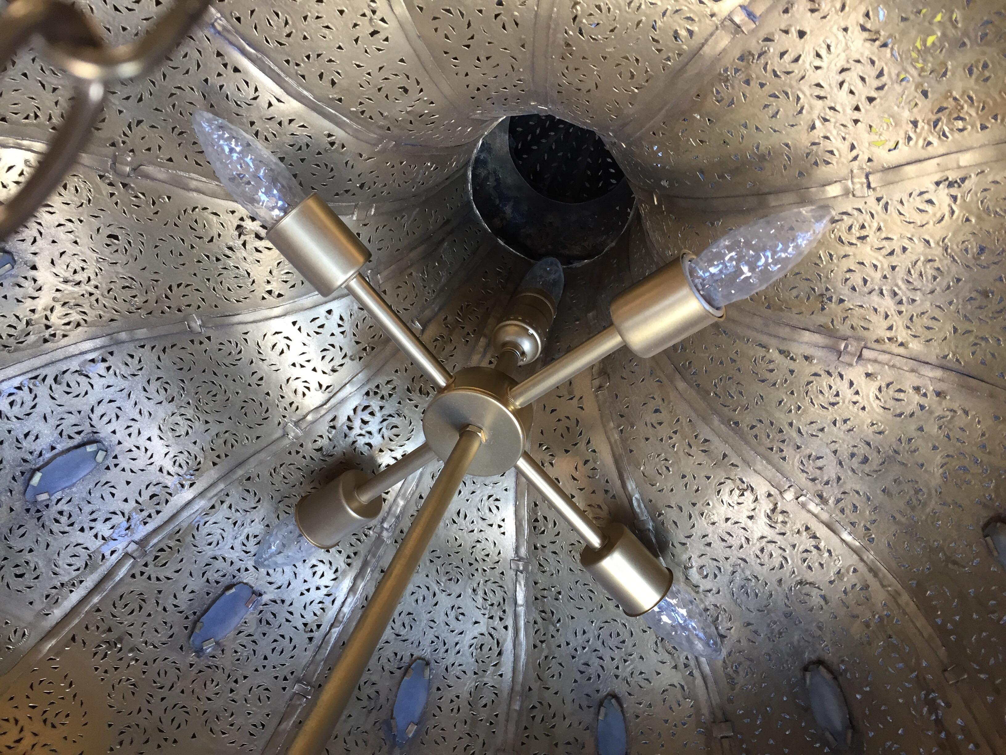 Ottone Lampadario marocchino d'epoca in ottone di grandi dimensioni in stile moresco di Alberto Pinto in vendita