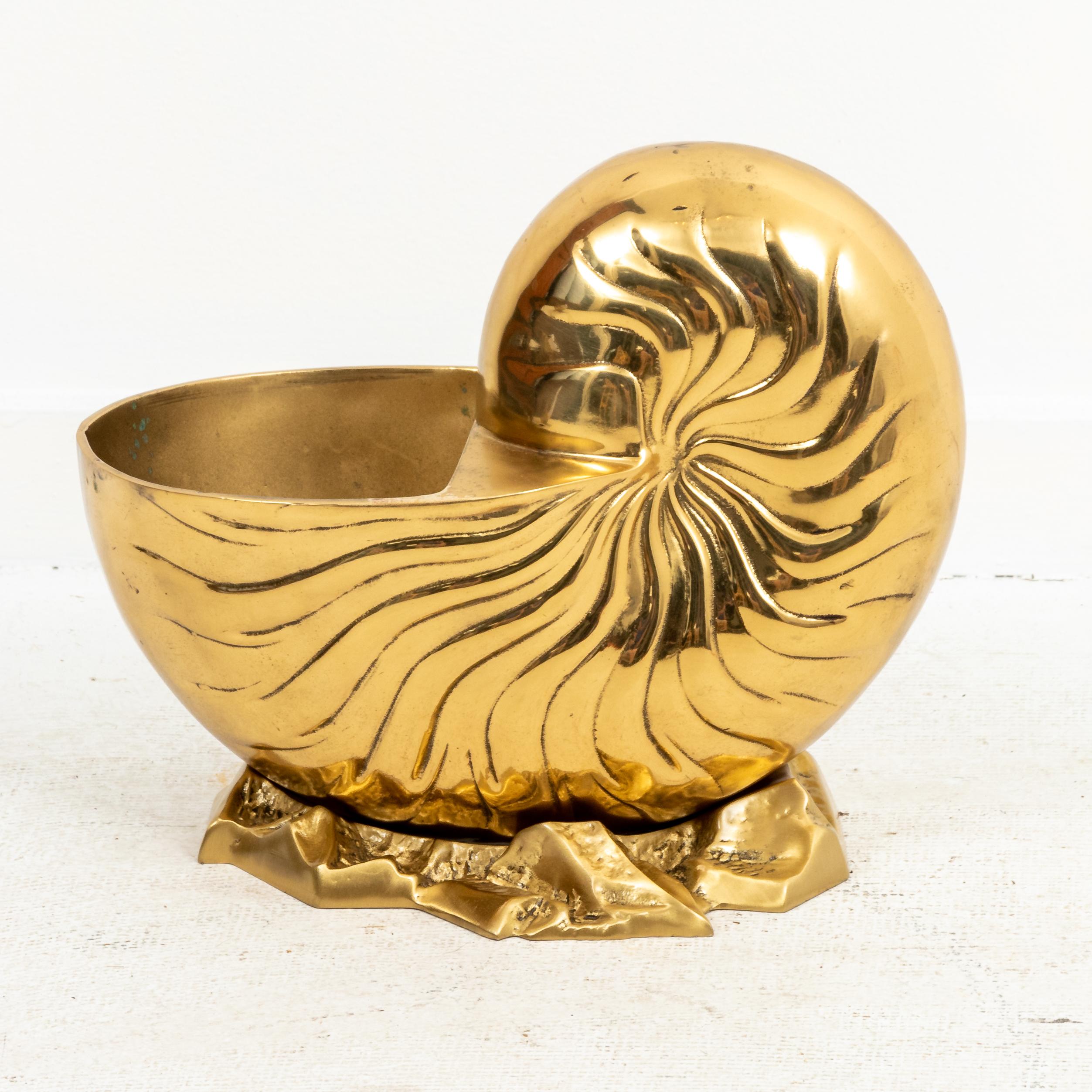 Large Brass Hollywood Regency Seashell Nautilus In Good Condition For Sale In New York, NY