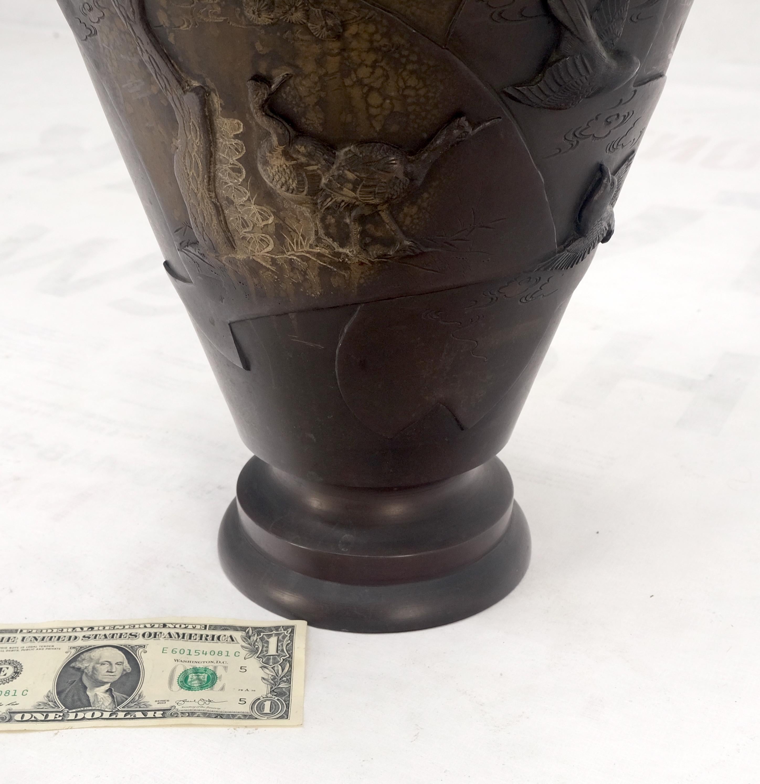 Grande vase asiatique à deux poignées en laiton ou en bronze avec motif d'oiseaux et reliefs propres ! en vente 4