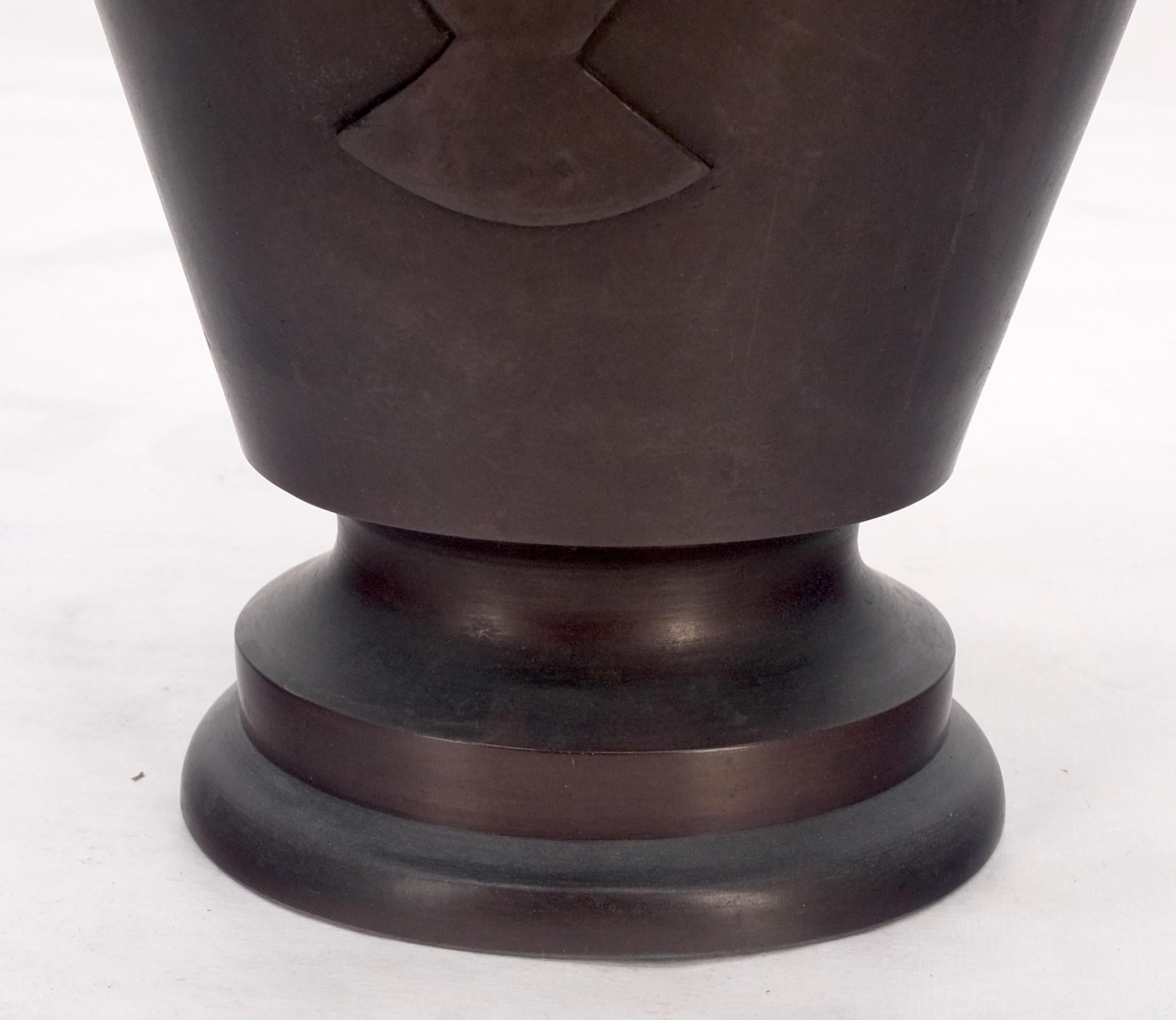 Laiton Grande vase asiatique à deux poignées en laiton ou en bronze avec motif d'oiseaux et reliefs propres ! en vente