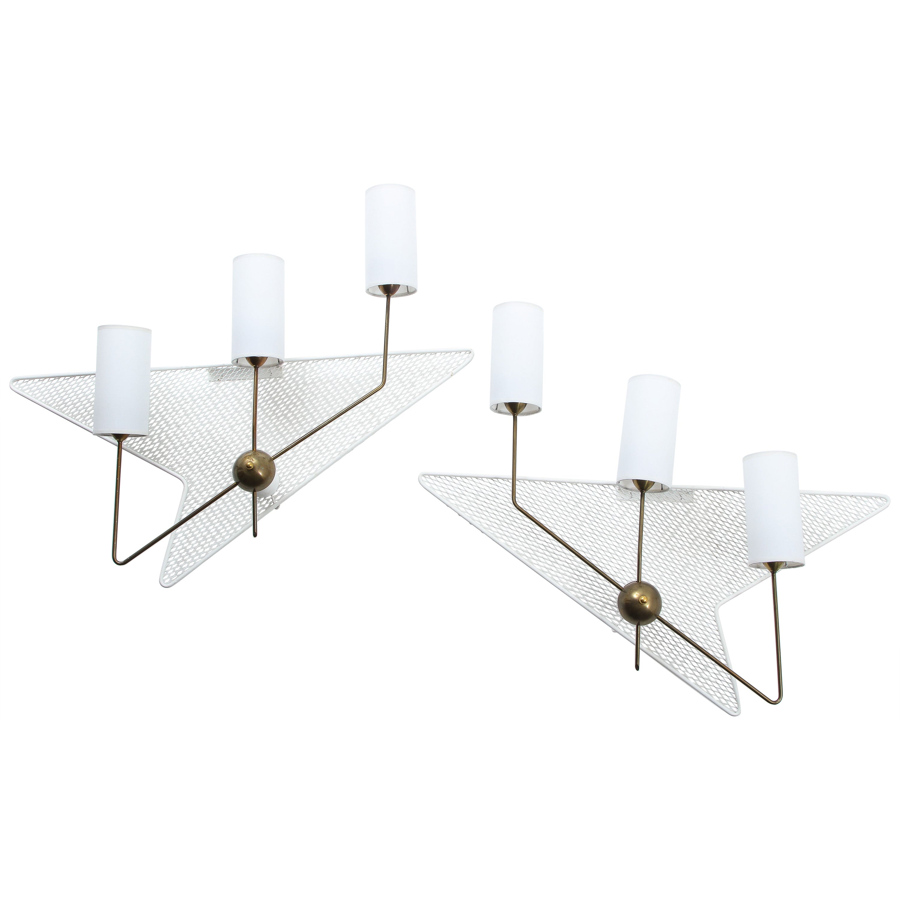 Grandes candelabros de latón y acero perforado pintado estilo Mategot, Francia Años 60