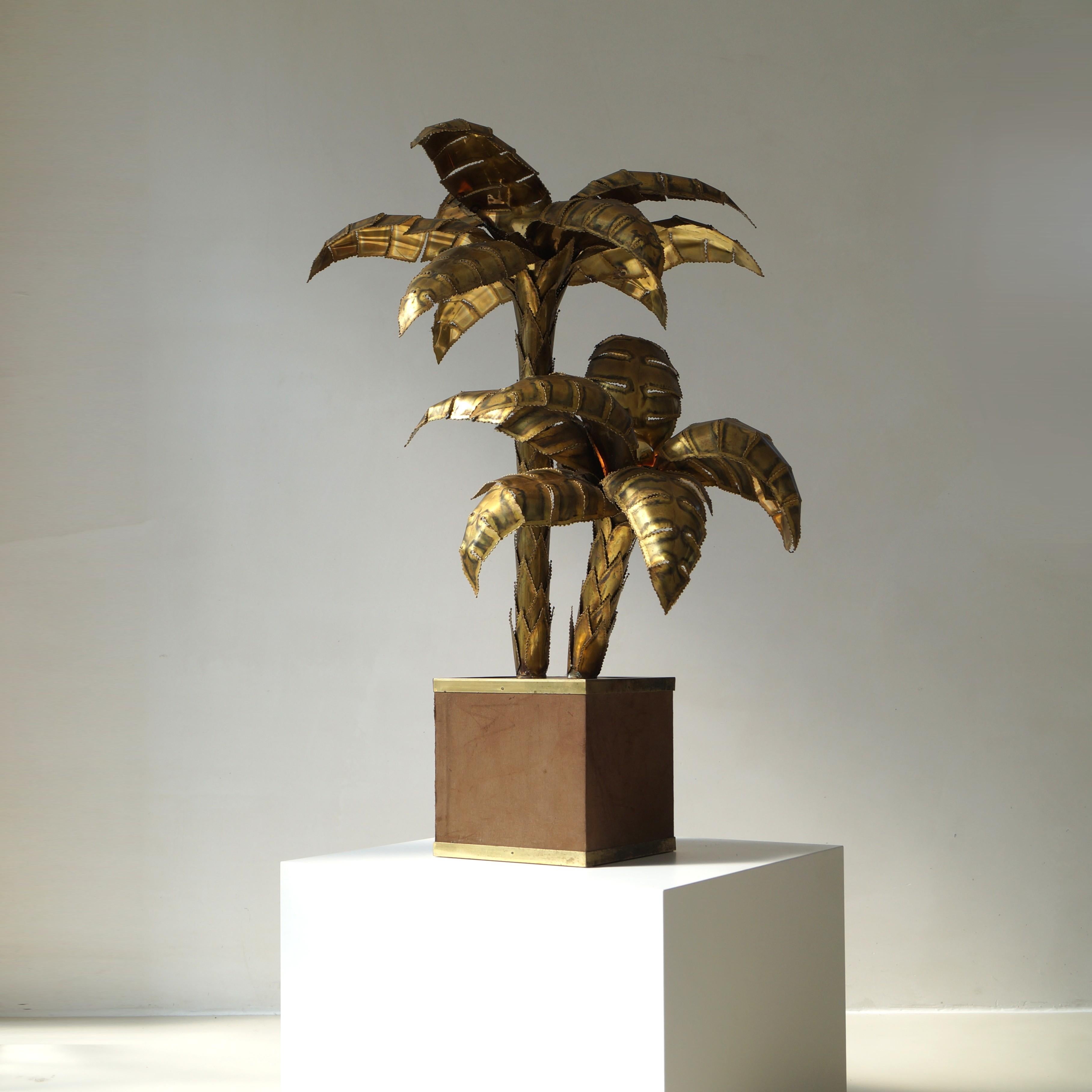 Brutalismo Grande lampada a forma di palma in ottone per Maison Jansen, anni '70 in vendita