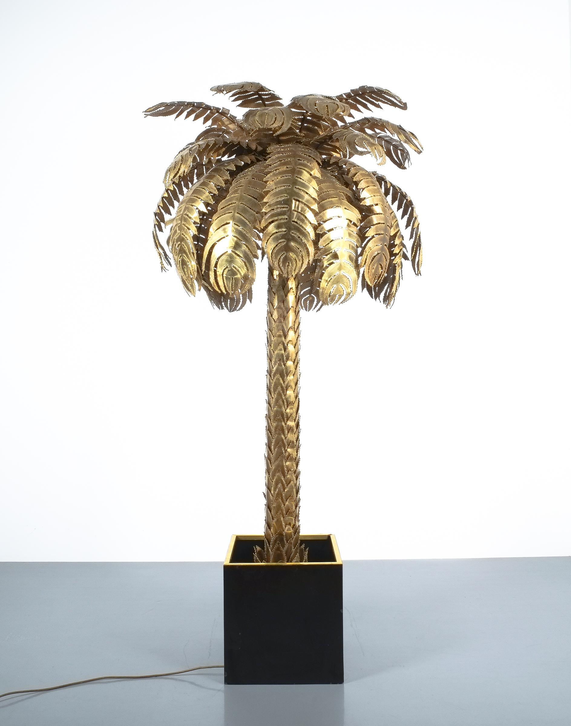 Large brass palm tree floor lamp, France, circa 1970. Impressive and heavy piece with a staggering height of 71