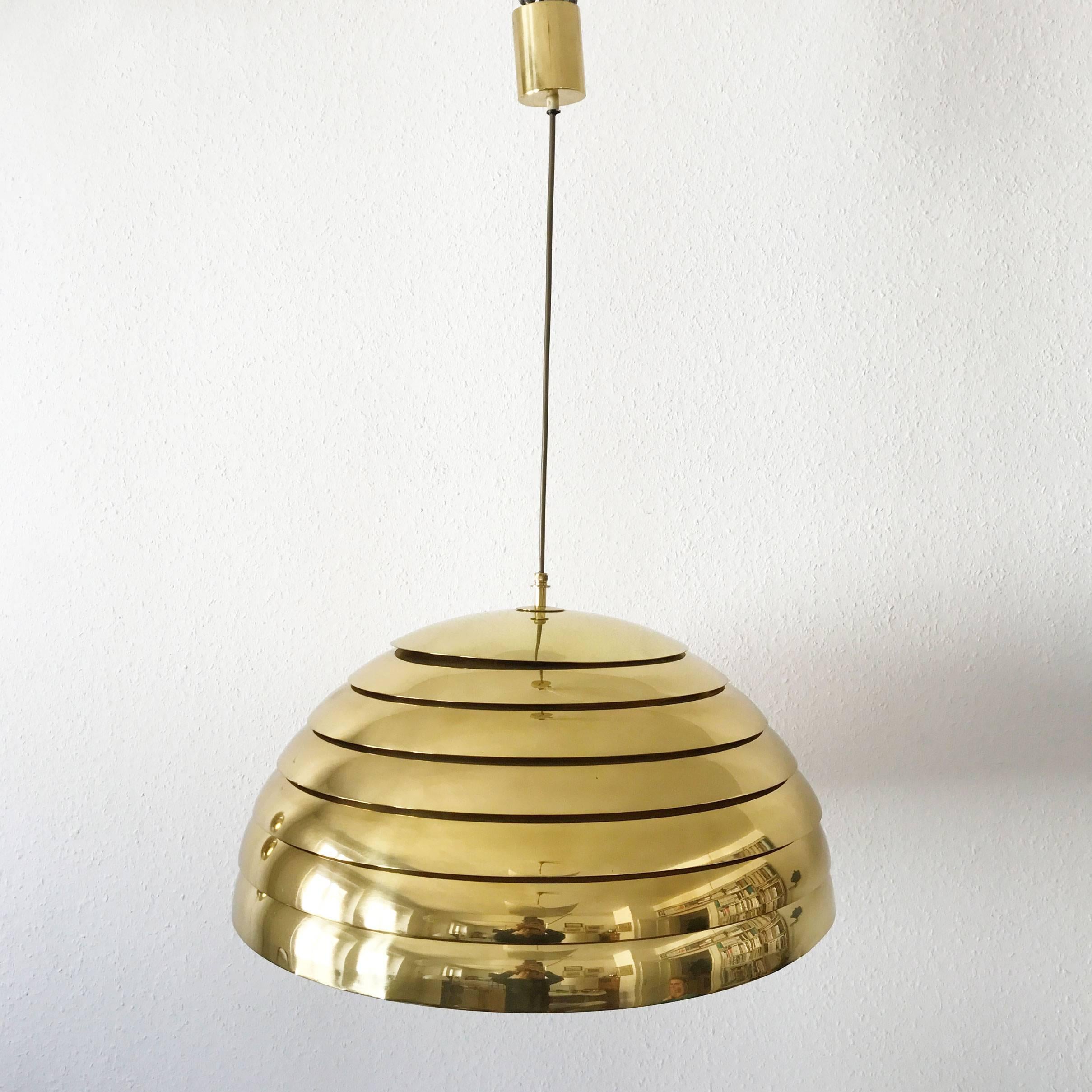 Gorgeous Mid Century Modern pendant lamp or hanging light. Manufactured by Vereinigte Werkstätten München,  Germany, 1960s. 

Executed in massive brass sheet and lucite diffuser, the pendant lamp needs 1 x E27 / E26 Edison screw fit bulb. It is
