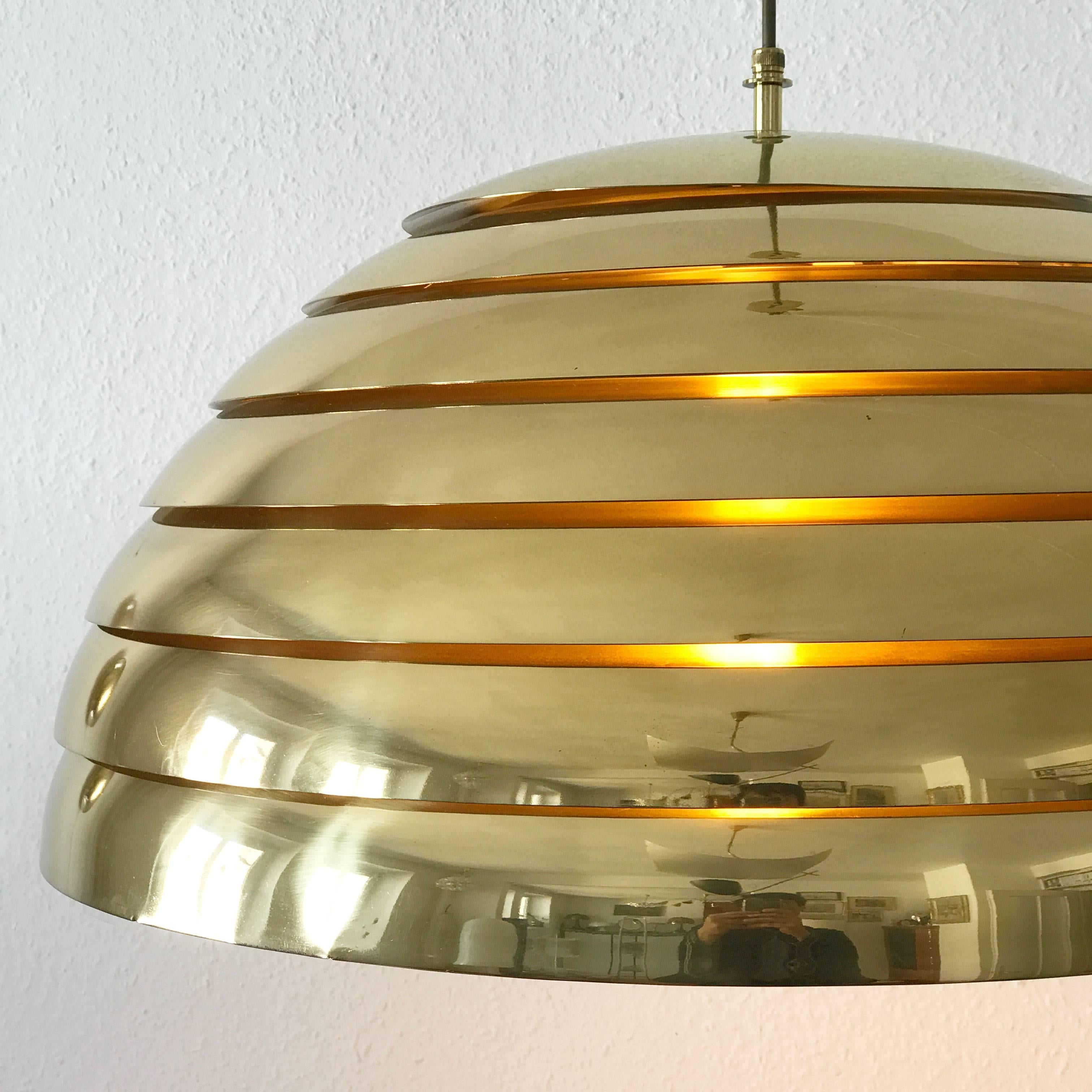 Metà XX secolo Grande lampada a sospensione in ottone della metà del secolo scorso di Vereinigte Werkstätten München in vendita