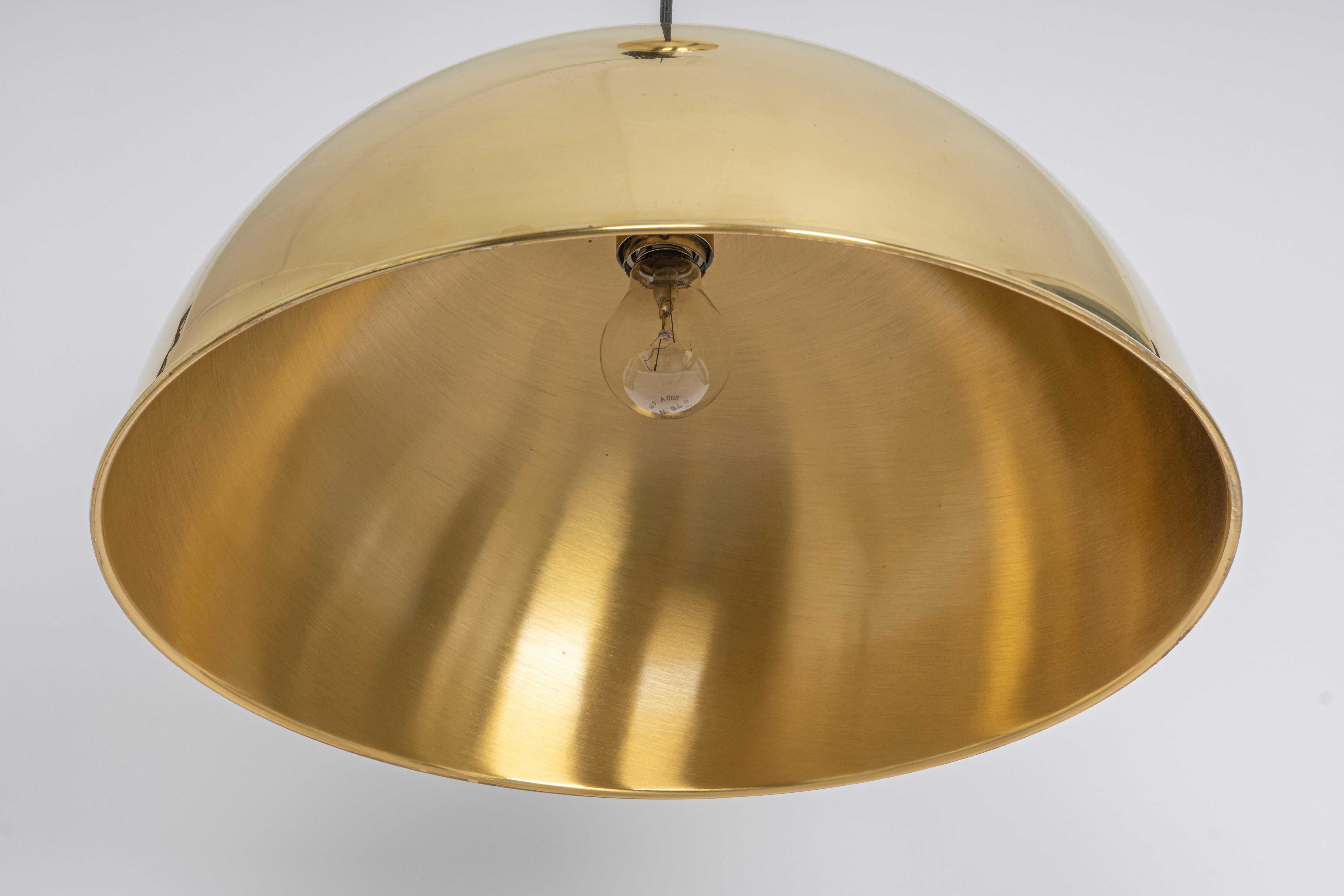 Stunning Posa brass pendant designed by Florian Schulz, Germany, 1970s

Large brass dome with Cloth cord.
Good vintage condition, with signs of age and use ( very small scratches and tiny dents). Height is adjustable.
Socket: 1 x standard bulb -