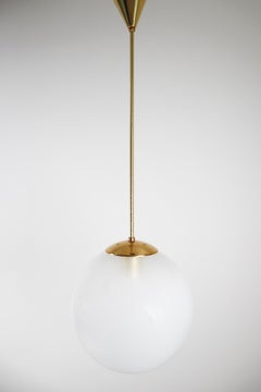 Großer Messinganhänger mit perlweißer mundgeblasener Kugel von Preciosa:: 1970er Jahre