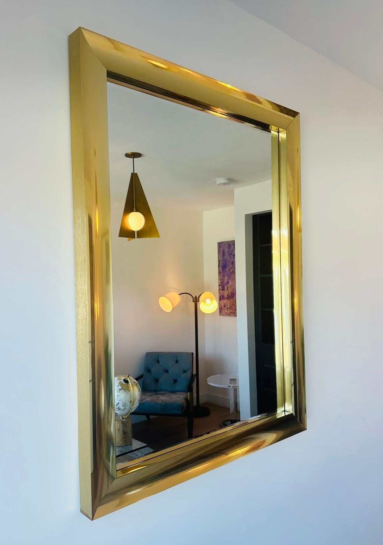 Eccezionale specchio da parete vintage in alluminio ottonato di Windsor Art, realizzato negli Stati Uniti negli anni '80 circa. Questo sostanzioso specchio rettangolare presenta un'audace cornice a profilo largo in alluminio massiccio con una lucida