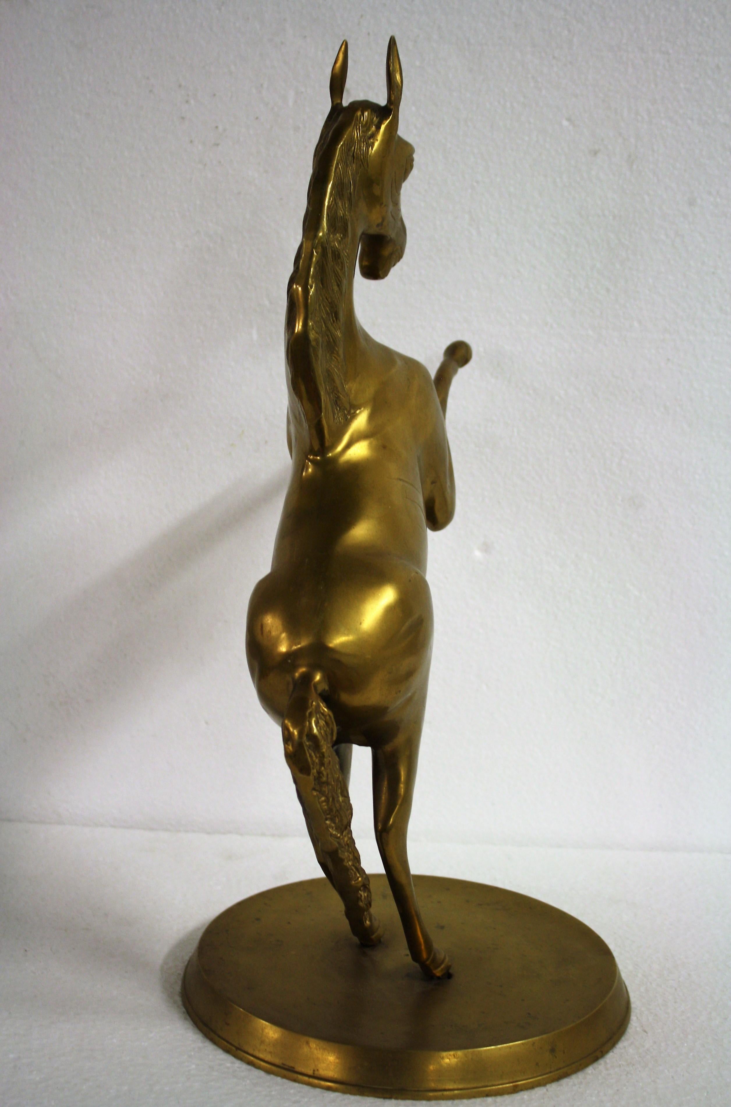 Beautiful prancing horse statue made from brass.

This statue features the horse standing in it's most beautiful position, and could be for the Ferrari fans out there.

Good condition, slight patina.

France, 1960s.

Good