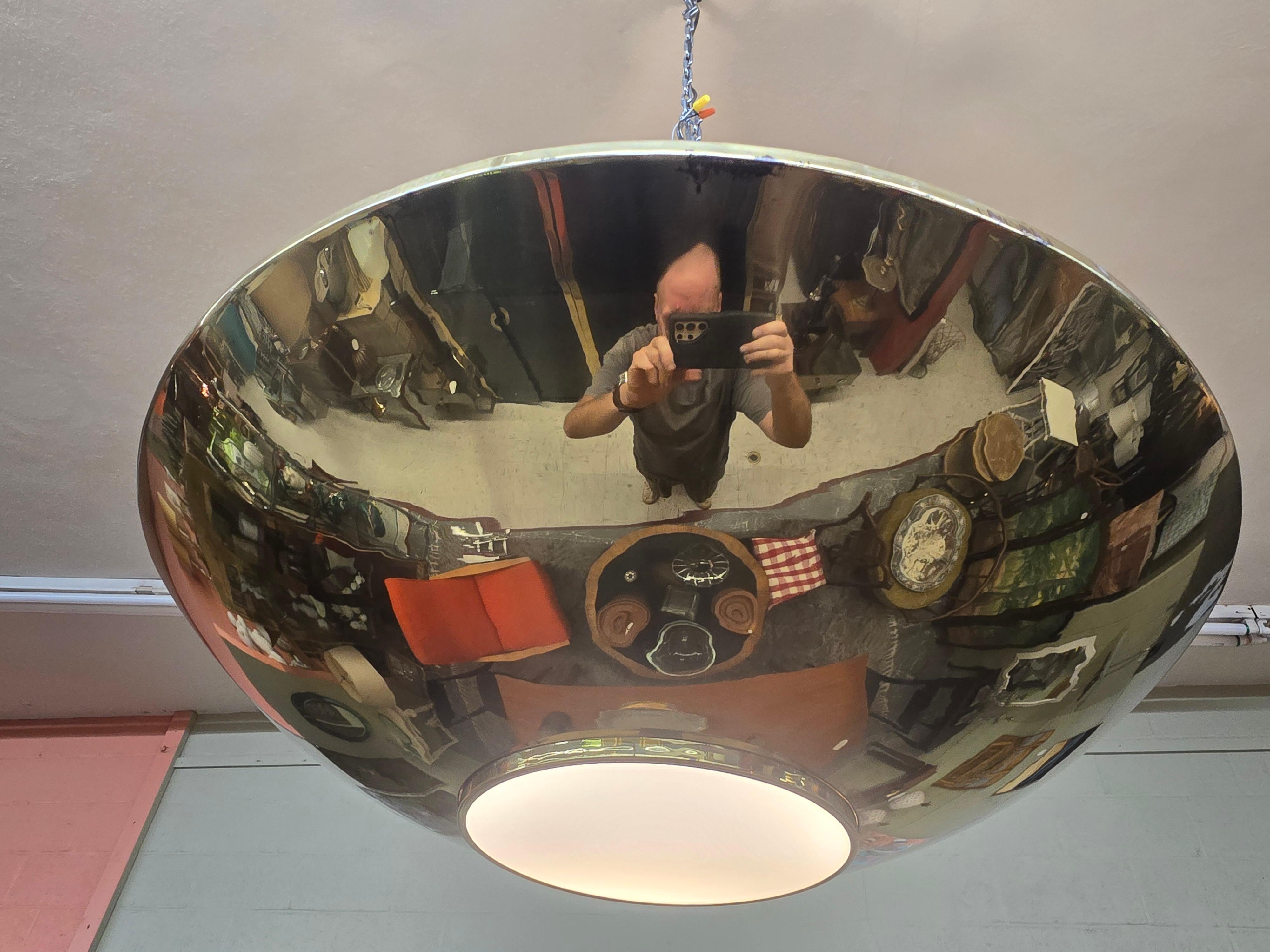 Postmoderno Grande ciondolo a riflessione in ottone, nello stile di Paavo Tynell, anni '70 in vendita