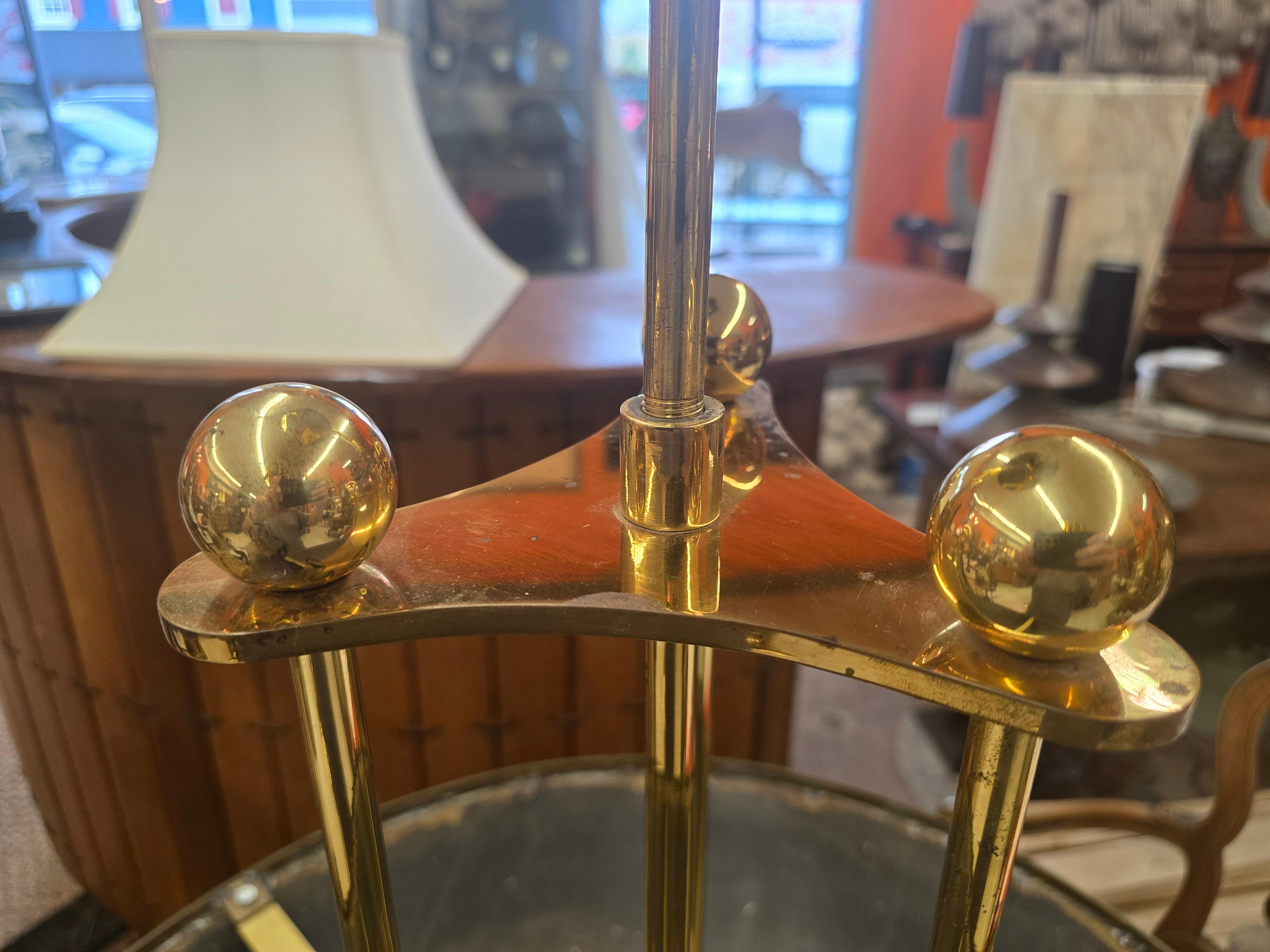 Grande ciondolo a riflessione in ottone, nello stile di Paavo Tynell, anni '70 in vendita 1