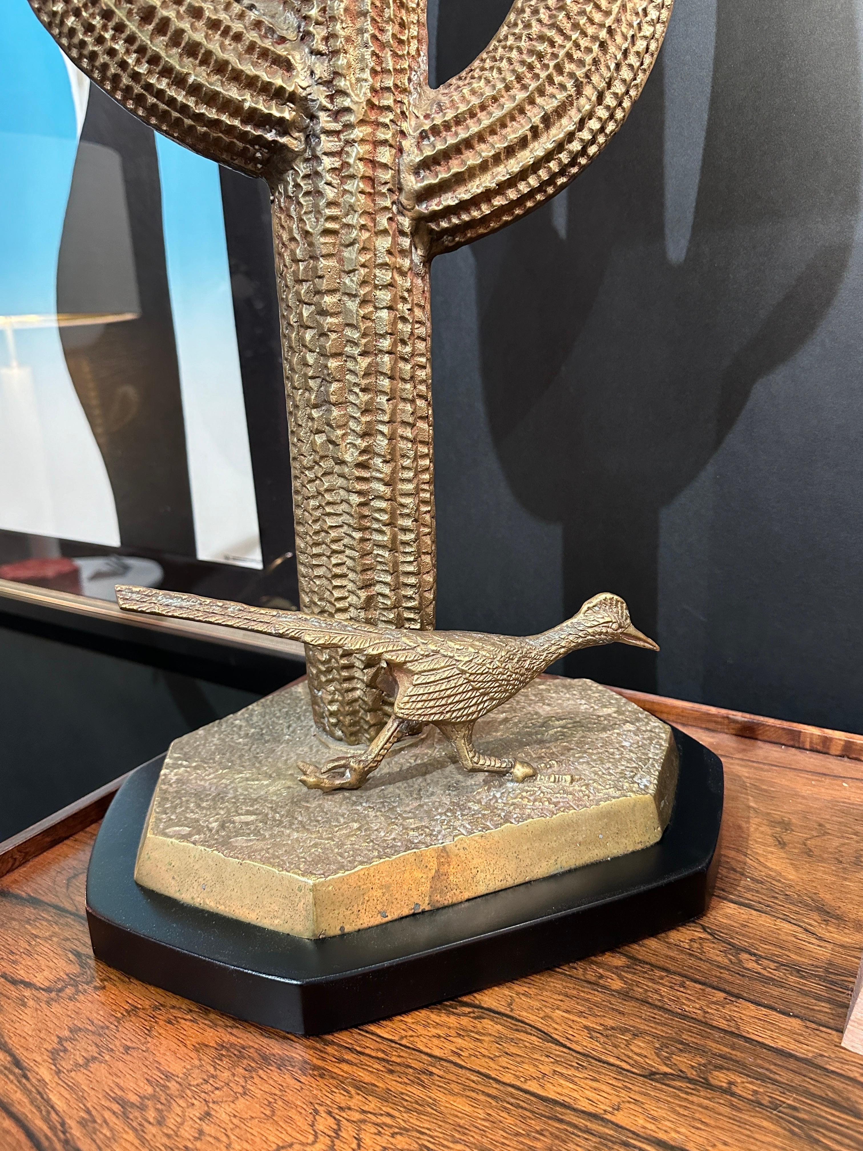 Coréen Grande lampe sculptée Saguaro Cactus en laiton en vente