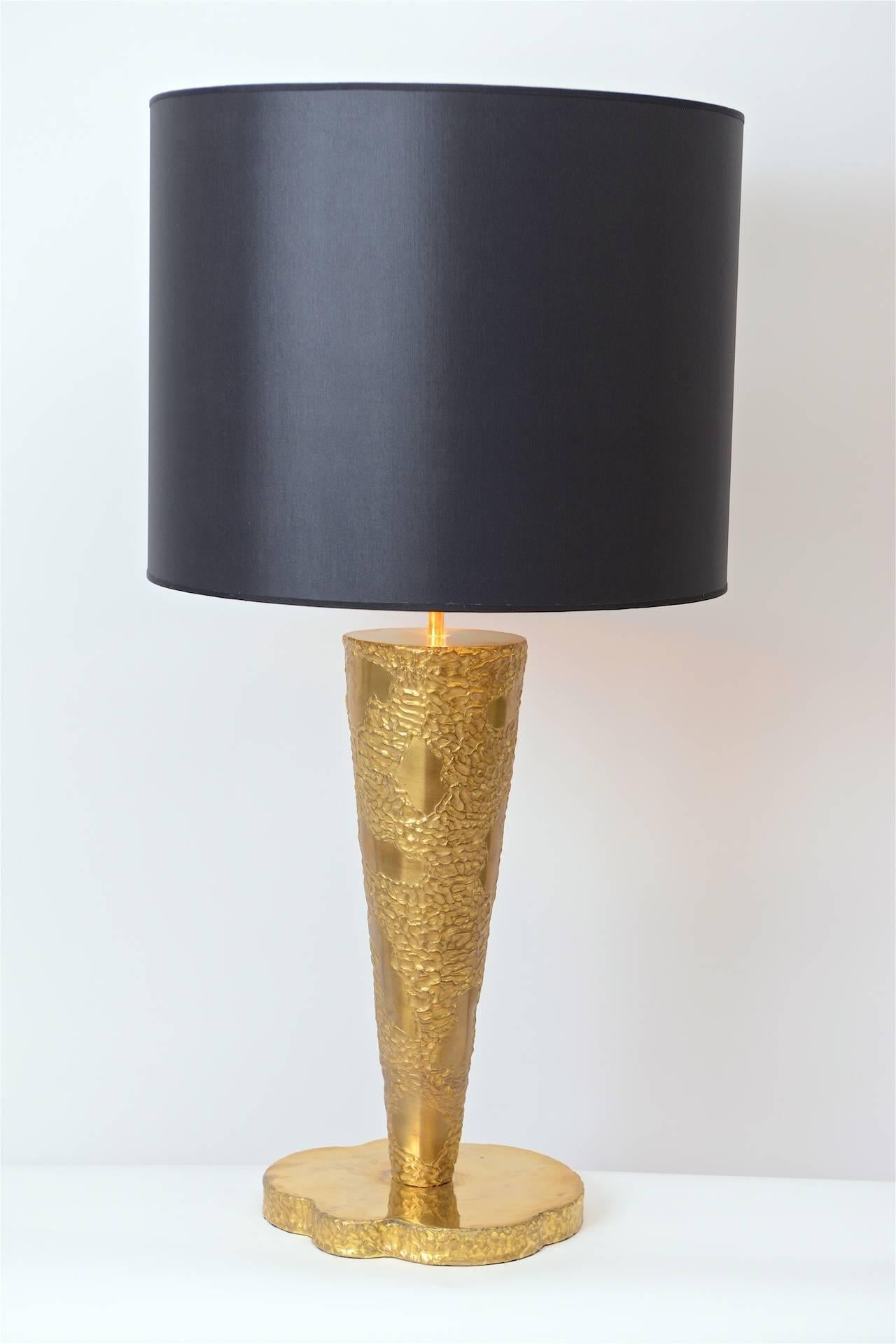 Große skulpturale Tischlampe aus Messing in Anlehnung an Angelo Brotto, um 1970 (Moderne der Mitte des Jahrhunderts) im Angebot