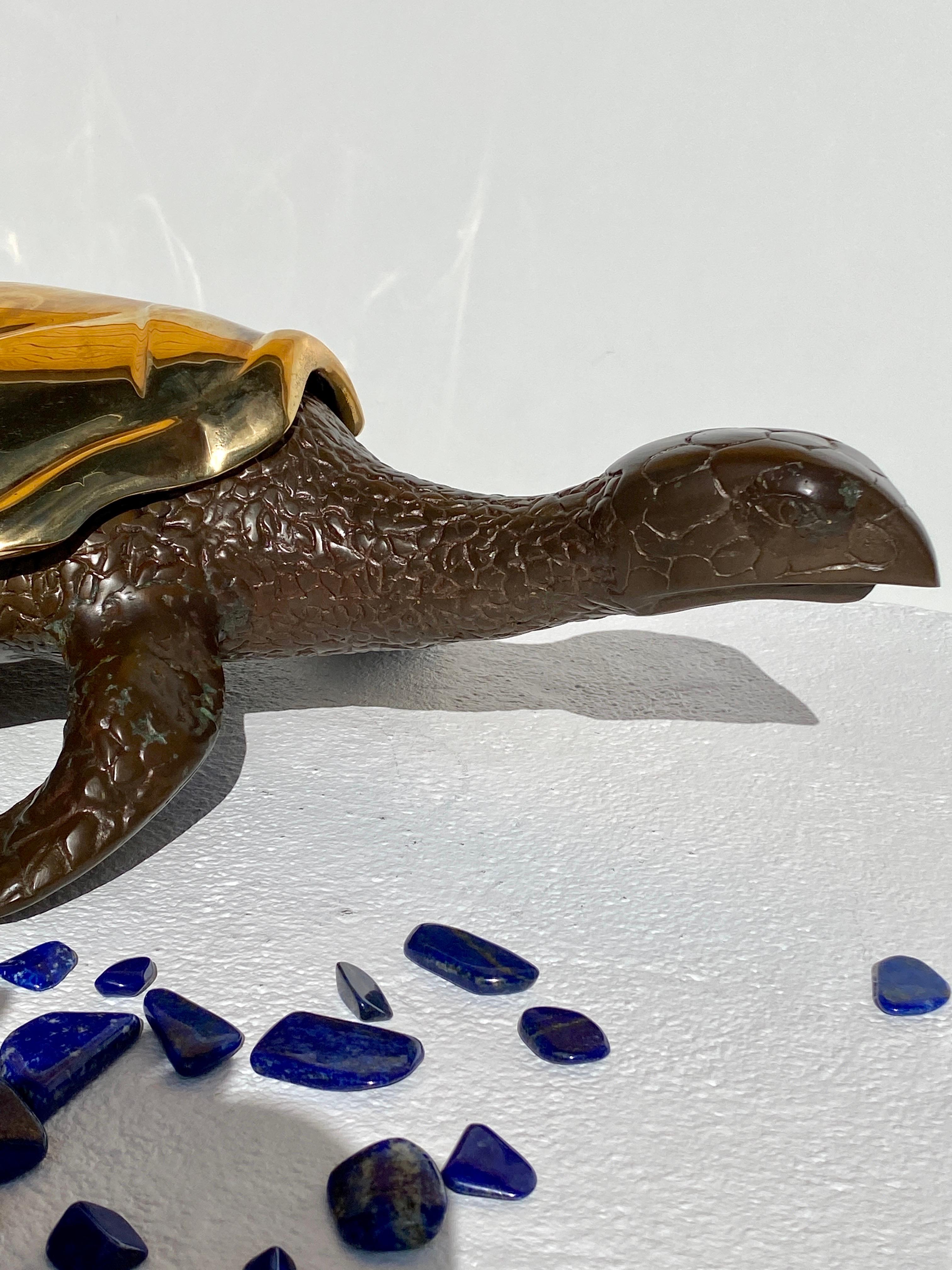 Grande sculpture de tortue de mer en laiton en vente 13