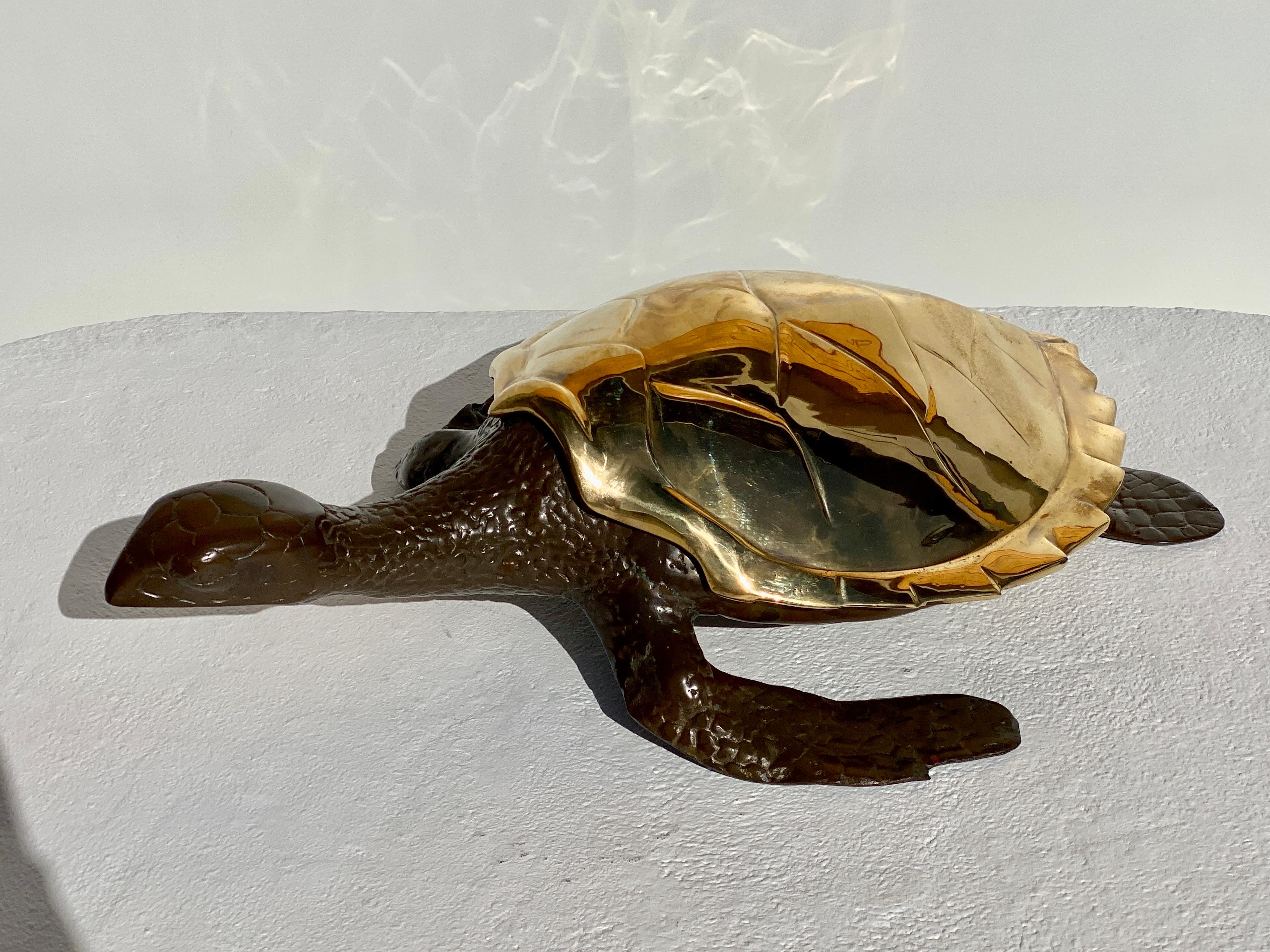 Hollywood Regency Grande sculpture de tortue de mer en laiton en vente