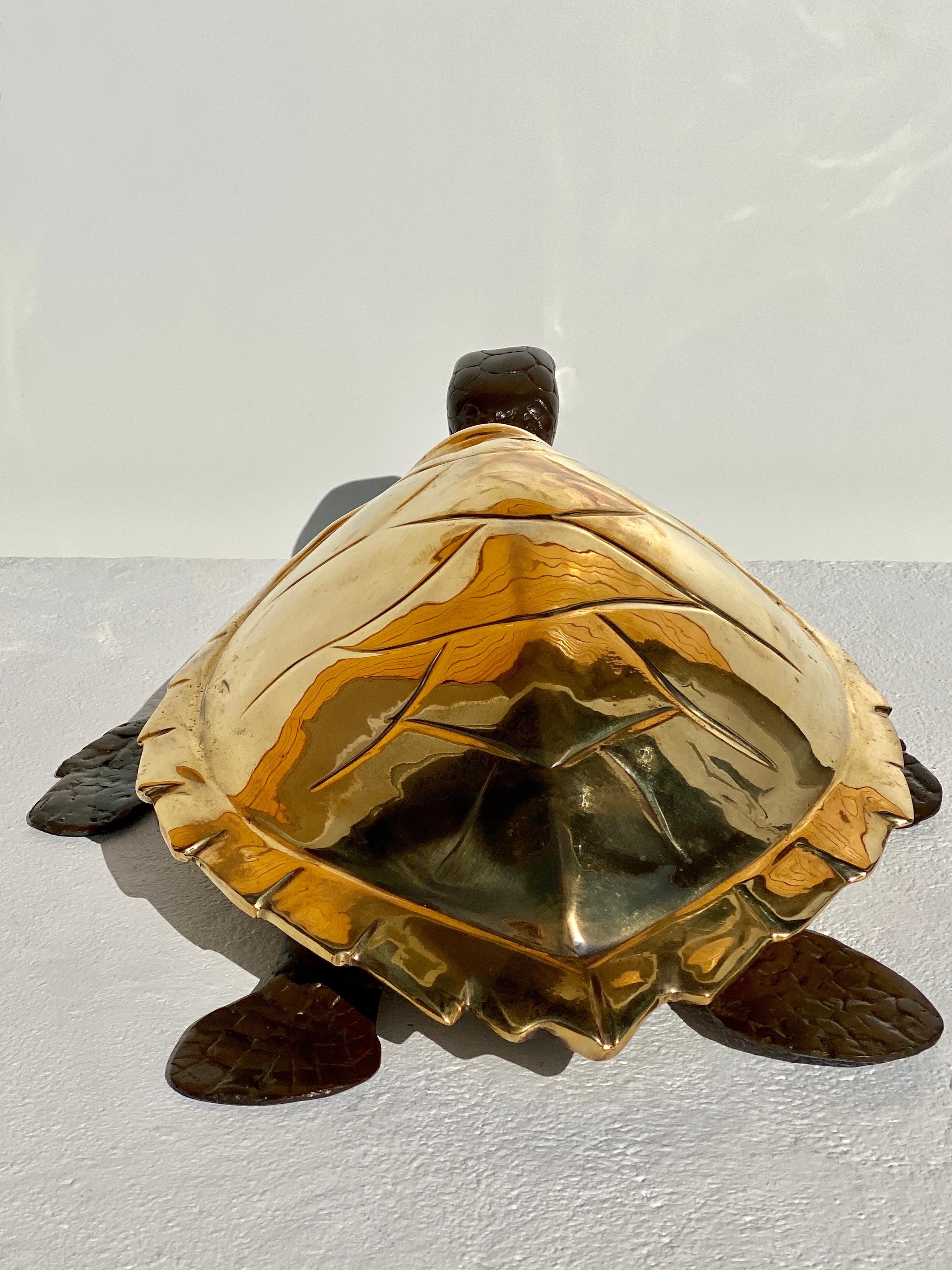Laiton Grande sculpture de tortue de mer en laiton en vente