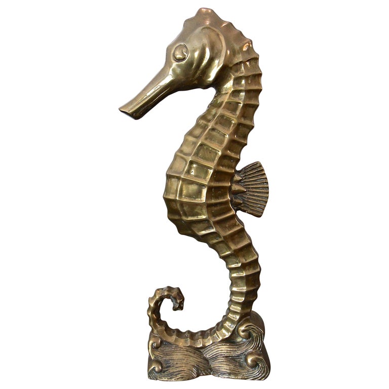 Grande sculpture figurative d'hippocampe en laiton En vente sur 1stDibs