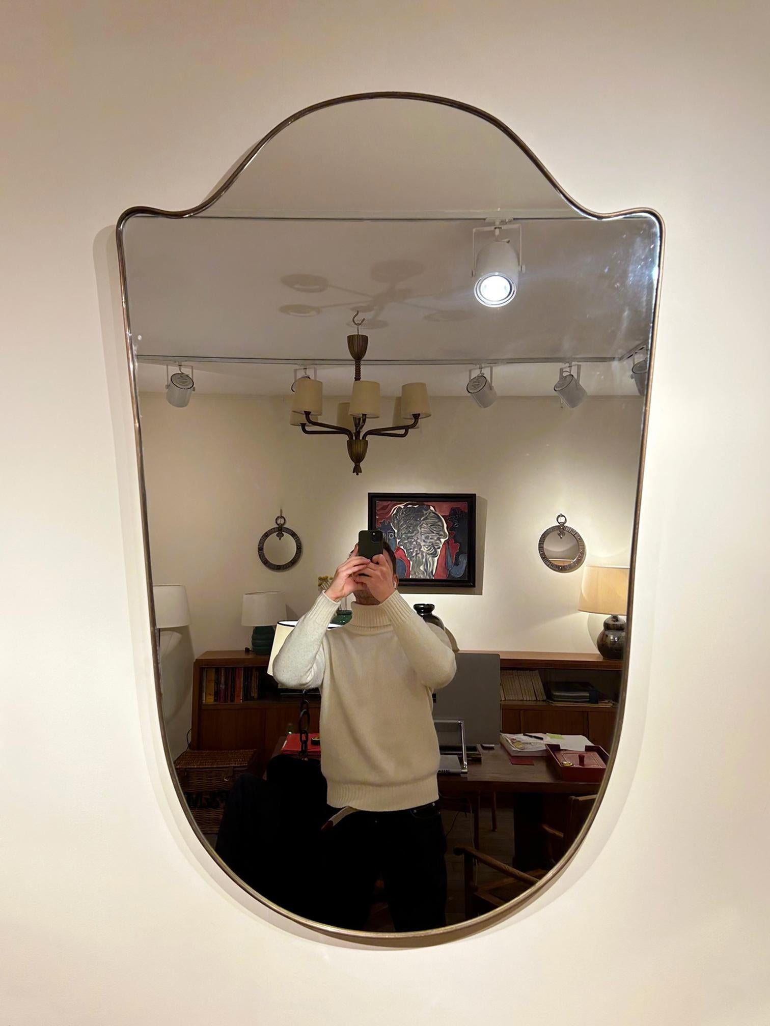 Grand miroir en laiton en forme de bouclier
Italie, contemporaine
122 cm de haut par 80 cm de large par 2,5 cm de profondeur